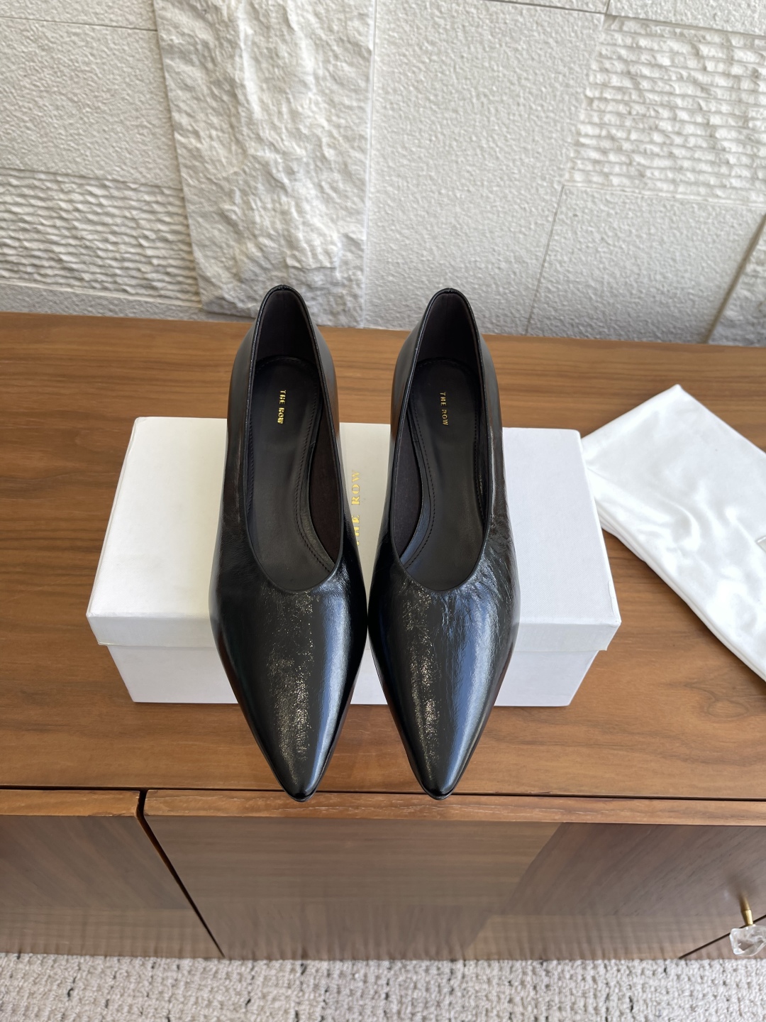“The Row 25SS Autumn Winter Collection: Classic Elegance and Quality Footwear”