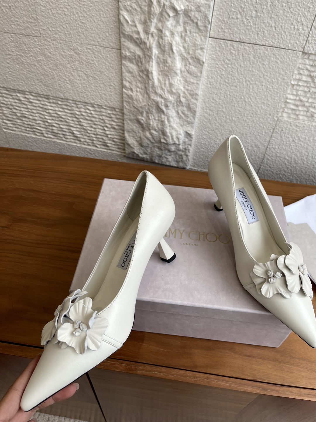 “Jimmy Choo Amita/Flowers 45 Series High Heels: Premium Materials and Elegant Design” - 图片 5