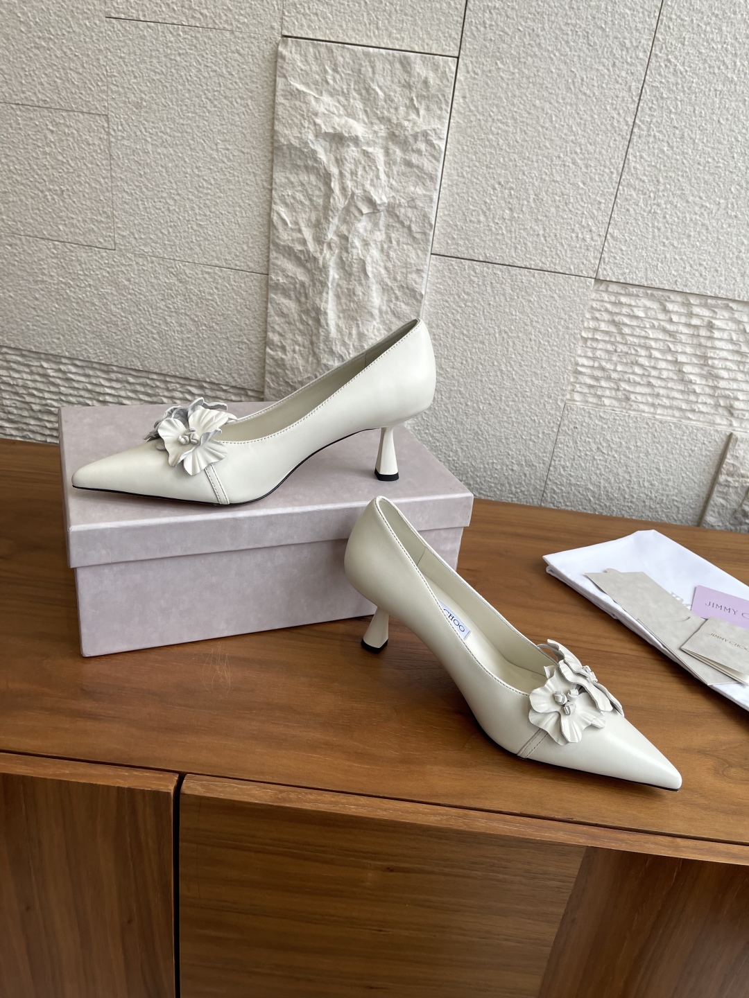 “Jimmy Choo Amita/Flowers 45 Series High Heels: Premium Materials and Elegant Design” - 图片 4