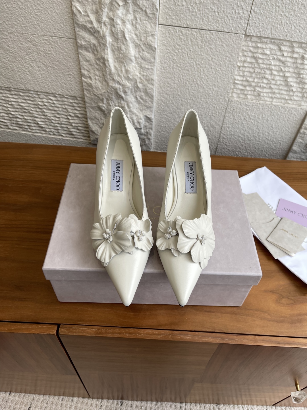 “Jimmy Choo Amita/Flowers 45 Series High Heels: Premium Materials and Elegant Design” - 图片 2