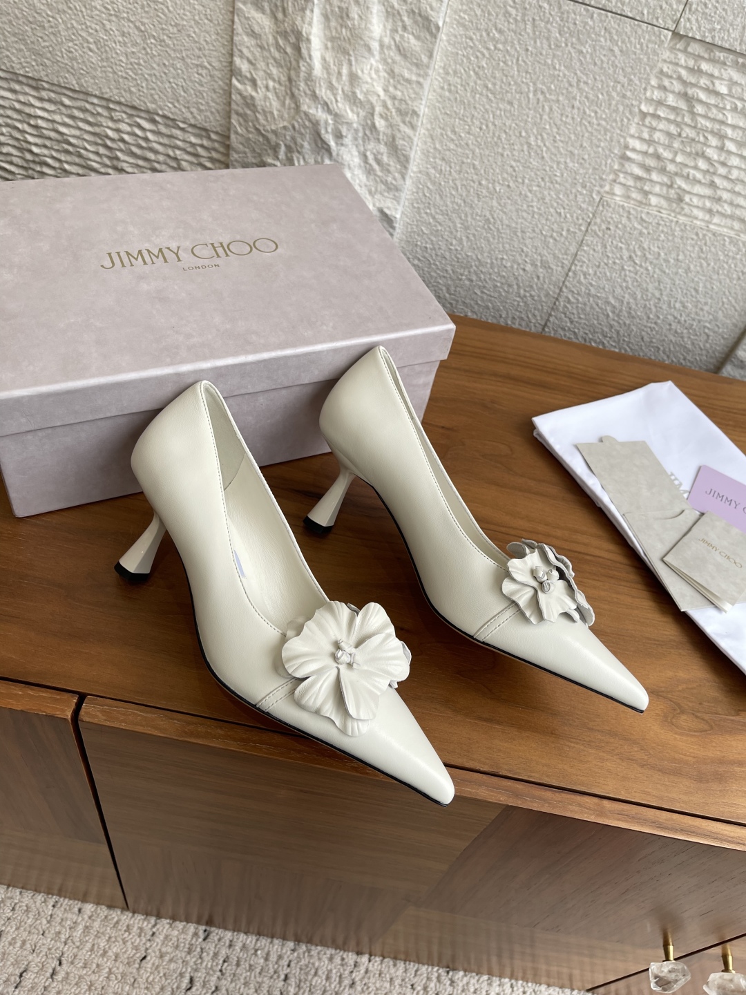 “Jimmy Choo Amita/Flowers 45 Series High Heels: Premium Materials and Elegant Design” - 图片 3