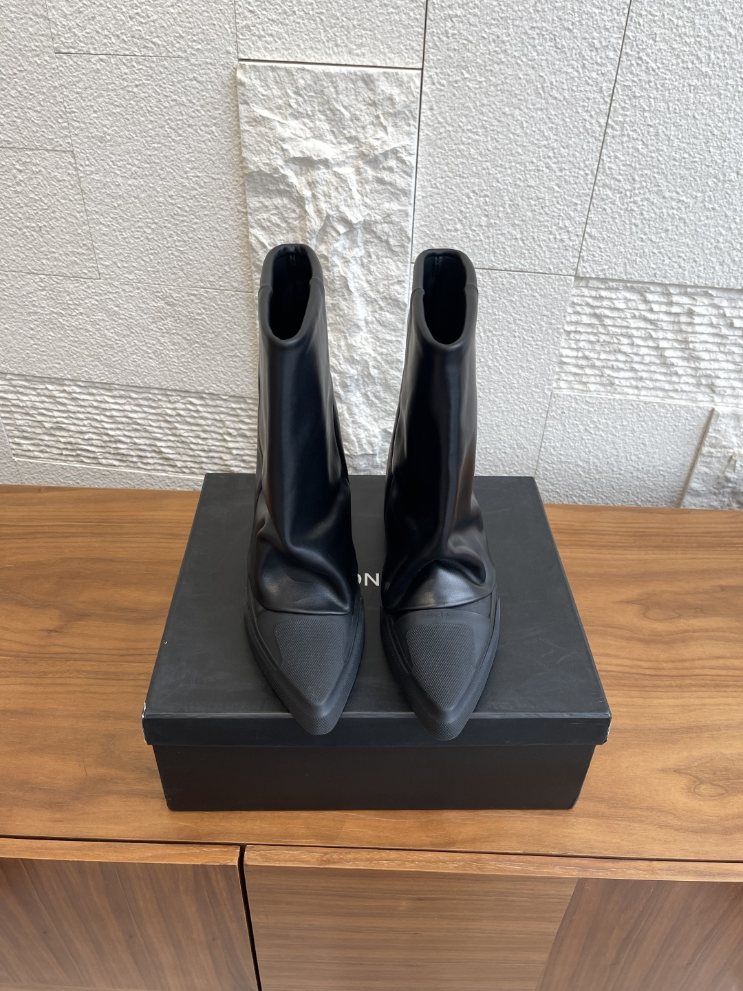 NO:460622,Top version: Short boots, long boots, DYMONLATRY, new autumn and winter style, pointed toe, inner heightening, trouser boots, DYMONLATRY MORPHX series women's boots, minimalist inner heightening, trouser boots, 3cm inside heightening, easy to lengthen and increase, comfortable to control the slack urban outfit, daily matching, easy to get high-end feel without effort, fabric original calfskin inner lining/foot pad cowhide, large sole original rubber sole Size35-40 (40 custom made without return), boots, boots, cowhide19860909顶级版本:短靴 长靴 DYMONLATRY  秋冬新款 尖头 内增高 裤管靴 DYMONLATRY MORPHX系列女靴,极简内增高裤管靴,置3cm内增高轻松拉长比例增高,舒适驾驭松弛感都市穿搭,日常随意搭配,轻松不费力就能get到高级感 面料原版小牛皮 内里/ 垫脚牛皮 大底原版橡胶大底 Size35-40（40定做不退换）,靴子,boots,cowhide,Women's Shoes