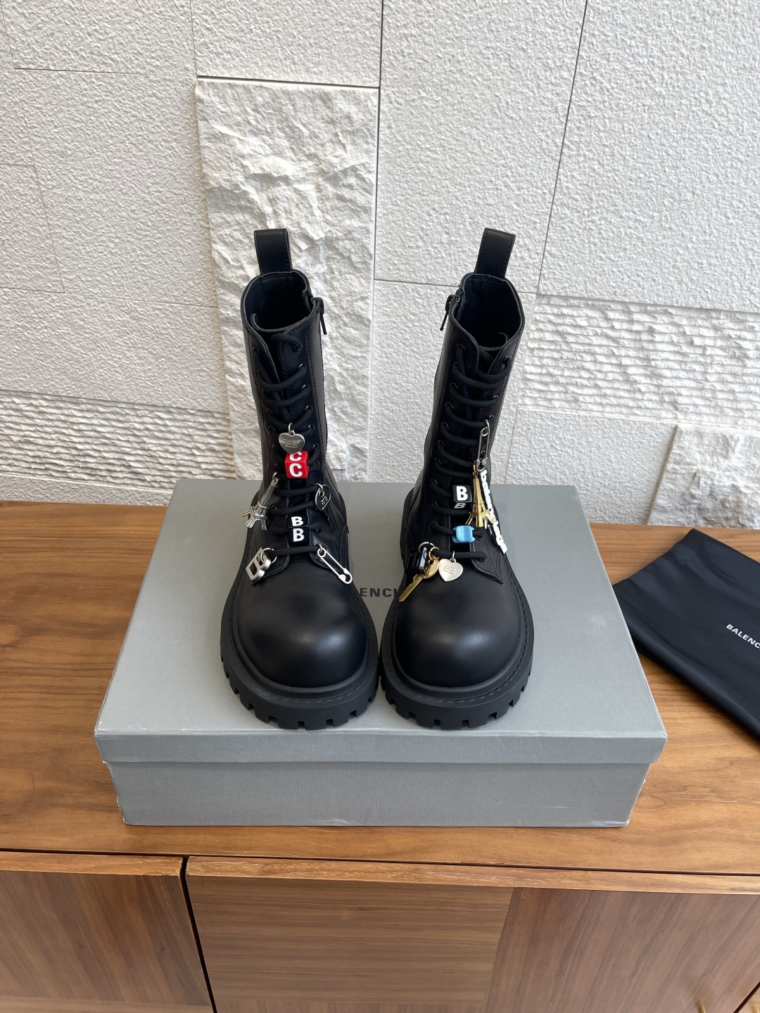 NO:460628,Top version: Double B model, Tower model, BALENCIAGA, 25ss autumn and winter new model, lace-up, double B-buckle toe, tower key pendant, Martin boots, Balenciaga, this model is made of calf leather ankle boots, equipped with an oversized toe design, a lace-up buckle with a pendant, and a thick serrated rubber sole. It looks tough but comfortable to put on the feet. It is handsome and comfortable. Craft design sole. Martin boots that will not be matched. Classic and versatile. Original fabric head layer calfskin, inner/foot pad imported cowhide. Original open molded rubber sole. Size35-40 (40 custom made without return or exchange), boots, balenciaga, balenciaga, boots, cowhide19860909顶级版本:双B款 铁塔款 BALENCIAGA 巴黎世家 25ss秋冬新款 系带 双B扣鞋头 铁塔钥匙吊坠 马丁靴 巴黎世家这款采用小牛皮革踝靴,配有超大脚趾设计、带有吊坠的系带扣,以及厚实锯齿状橡胶鞋底.看着硬朗 但上脚舒适 个性帅气的同时不失舒适感 工艺设计大底 不会撞款的马丁靴 经典百搭 面料原版头层小牛皮 内里/垫脚进口牛皮 大底原版开模橡胶大底 Size35-40（40定做不退换）,靴子,balenciaga,balenciaga,boots,cowhide,Women's Shoes