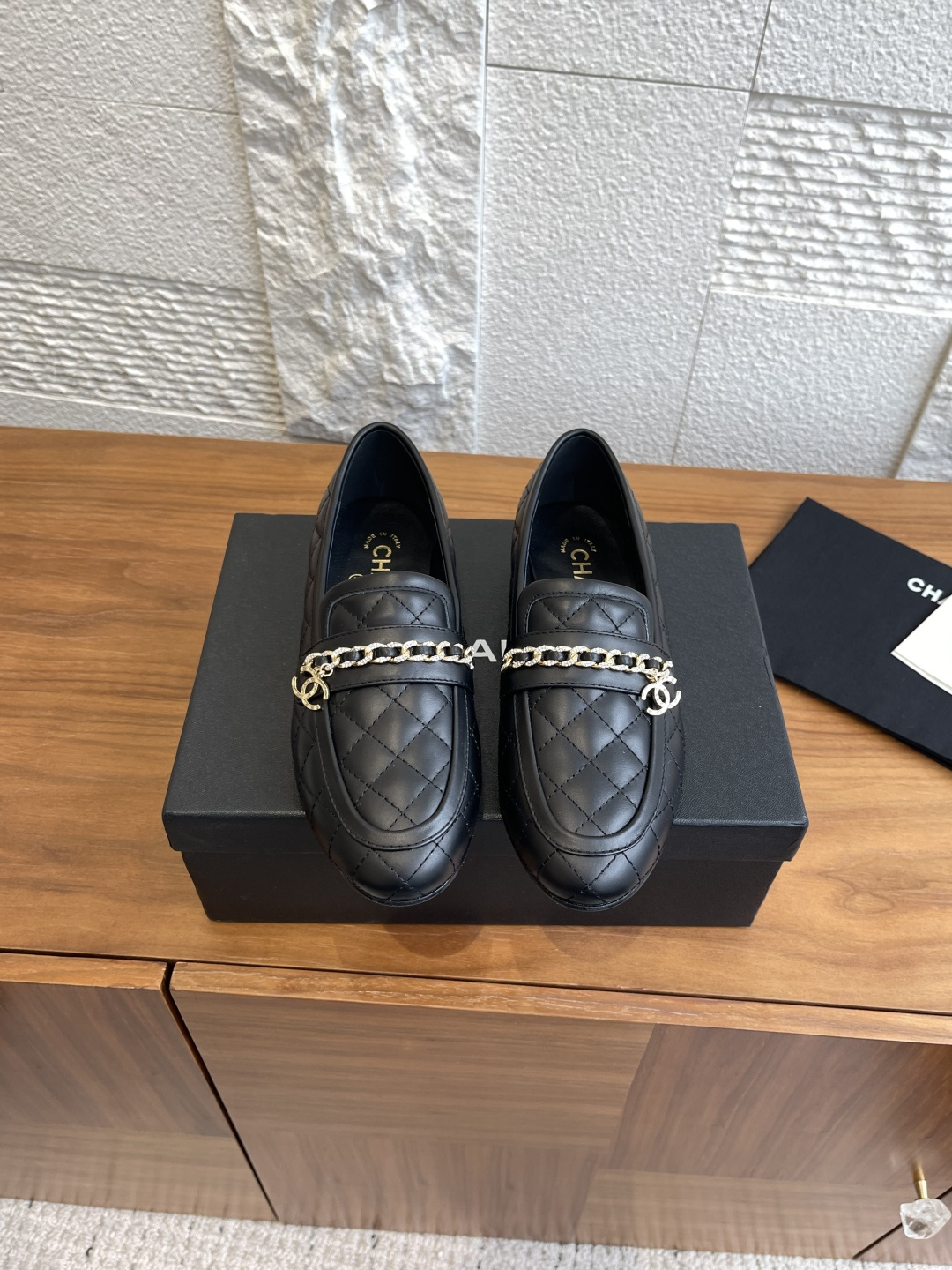 NO:460614,Top version: CHANEL 25ss Early autumn new style, small fragrance double C diamond chain, electric embroidered diamond lattice, loafers Chanel classic loafers, electric embroidered diamond upper is decorated with small fragrance chain embroidered with rhinestones and double C diamond hardware pendant buckles, flashing under the light, adding a color to you, and easily wandering in commuter and casual occasions. Be a casual and fashionable and elegant woman~ you can wear it all year round. Upper imported sheepskin, imported mixed-bred sheepskin, outsole Italian leather outsole Size35-41 (40 41 custom made without return or exchange), loafers, chanel, chanel, loafers, sheepskin, Leather soles19860909顶级版本: CHANEL 香奈儿 25ss 早秋新款 小香双C钻链 电绣菱格 乐福鞋 Chanel香奈儿经典乐福鞋,电绣菱格鞋面饰以小香链条点缀水钻和双C钻石五金吊坠扣,在光线照耀之下闪烁着一份璀璨,给你添加一份色彩,轻松游走于通勤和休闲场合 做个漫不经心的时髦优雅女子～一年四季皆可穿 鞋面进口羊皮 内里进口混种羊皮 大底意大利真皮大底 Size35-41（40 41定做不退换）,乐福鞋,chanel,chanel,loafers,sheepskin,Leather soles,Women's Shoes