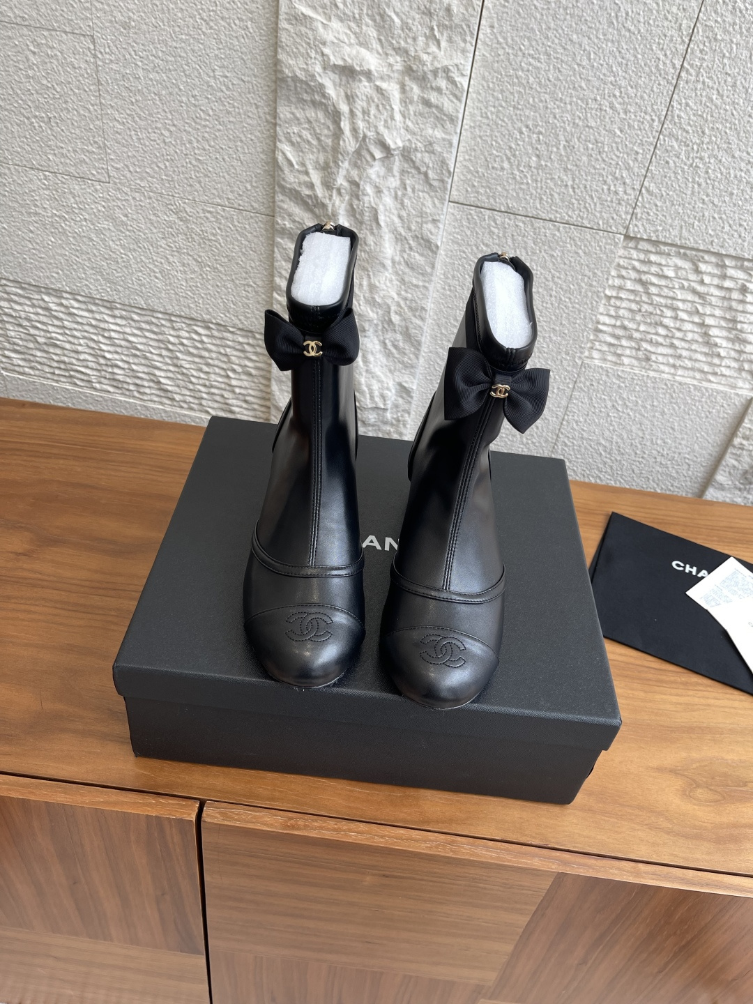 NO:461737,Top version: CHANEL 25ss Early autumn new style tie bow mesh rear zipper thick heel short boots Chanel Chanel's catwalk mesh boots are all fashionable design styles, breathable mesh face fits the feet to make the feet look slim and lengthen, and the boot mouth is tied with a tie bow on the feet is more personalized. The overall smoothness of the line remains the same as the original version, which is really charming. The Chanel series will never disappoint. I believe that women with taste will like it. The goddess' weapon. Imported high-quality mesh/imported calfskin inner imported sheepskin Outsole Italian leather soles Size35-41 (40 41 custom made without return or exchange), boots, chanel, chanel, boots, cowhide, sheepskin, Leather soles, ties19860909顶级版本: CHANEL 香奈儿 25ss 早秋新款 领带式蝴蝶结 网纱 后拉链 粗跟 短靴 Chanel香奈儿这款走秀款网靴主打都是时尚的设计风格,透气的网纱面贴脚显瘦拉长脚型,靴口位绑着领带式的蝴蝶结上脚更有个性.整体线条流畅性保持跟原版一致,真的太有魅力了,Chanel系列一向不会令人失望,我相信有品味的女人会看上它,女神的利器 鞋面进口优质网纱/进口小牛皮 内里进口羊皮 大底意大利真皮大底 Size35-41（40 41定做不退换）,靴子,chanel,chanel,boots,cowhide,sheepskin,Leather soles,ties,Women's Shoes