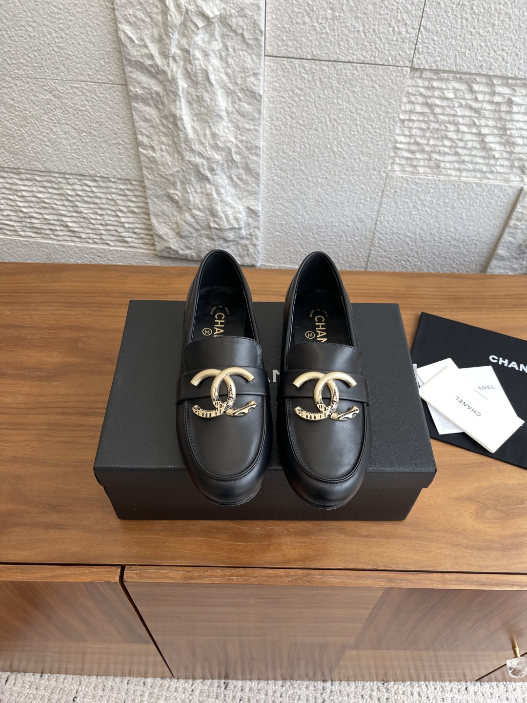 NO:461728,Top version: CHANEL 25ss early autumn new model, large pair of C metal buckle round toe, loafers, Chanel Chanel classic loafers, this loafer is handsome and girlish, bringing the mood and charm together, chic and brilliant!  There is a brilliance flashing under the light, adding a color to you, and wandering around in commuting and leisure occasions easily. Be a casual and fashionable and elegant woman~~ you can wear it all year round. Imported calfskin on the upper, imported sheepskin on the inner, outsole Italian leather outsole Size35-41 (40 41 custom made without return or exchange), loafers, chanel, chanel, loafers, cowhide, sheepskin, Leather soles19860909顶级版本: CHANEL 香奈儿 25ss 早秋新款 大双C金属扣圆头 乐福鞋 Chanel香奈儿经典乐福鞋,这款乐福鞋帅气中带着少女的活泼俏皮,将心情与魅力一同拉满 别致又出彩！在光线照耀之下闪烁着一份璀璨,给你添加一份色彩,轻松游走于通勤和休闲场合 做个漫不经心的时髦优雅女子～～一年四季皆可穿 鞋面进口小牛皮 内里进口羊皮 大底意大利真皮大底 Size35-41（40 41定做不退换）,乐福鞋,chanel,chanel,loafers,cowhide,sheepskin,Leather soles,Women's Shoes