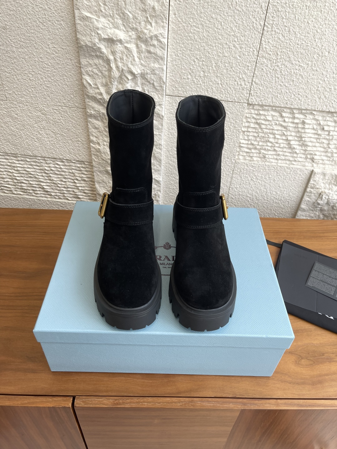 NO:461783,Top version: PRADA 25ss Autumn and Winter New Style One-Step Motorcycle Boots Martin Boots Short Boots Prada This short boot is definitely the biggest hit this year. The exquisite lines and craftsmanship structure define this suede boot, decorated with the iconic enamel metal triangle logo. The unique metal buckle adds personality to the motorcycle style and is matched with a thick rubber sole. The foot is atmospheric and slim, and it is comfortable to wear. A versatile style. The fabric is imported beef reverse velvet. The inner water dyed sheepskin. The original open-mould rubber sole. Size35-41 (40 41 custom made without return or exchange), boots, prada, prada, boots, sheepskin19860909顶级版本: PRADA 普拉达 25ss 秋冬新款 一脚蹬 机车靴 马丁靴 短靴 Prada这款短靴绝对是今年的大爆款,精致线条与工艺构造定义此款绒面短靴,饰有标志性涂珐琅金属三角形徽标.独特的金属搭扣为机车风格增添个性,搭配厚实橡胶鞋底.上脚大气显脚瘦,穿着舒适,百搭神款 面料进口牛反绒 内里进口水染羊皮 大底原版开模橡胶大底 Size35-41（40 41定做不退换）,靴子,prada,prada,boots,sheepskin,Women's Shoes