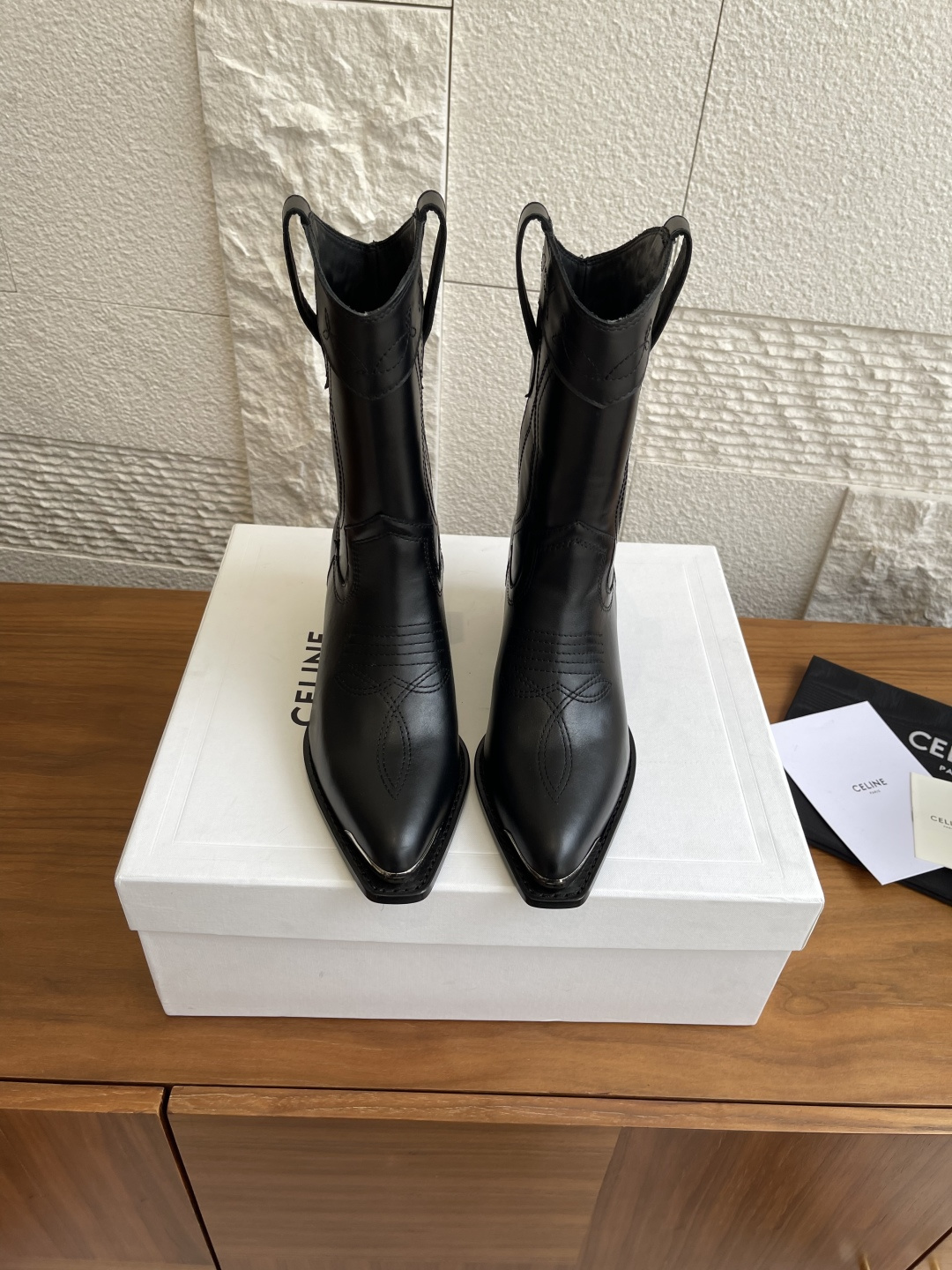 NO:461712,Top version CELINE 25ss Autumn and Winter New Retro Heel Iron Buckle Pointed Toe Chelsea Boots Celine This suede boot is a fashionable and versatile addition to your wardrobe. Inspired by the natural beauty, it brings a leisurely and timeless atmosphere to your footwear collection. The boot surface is made of luxurious elm tan crust. This boot boot is made of imported raw materials and is carefully crafted and is the perfect choice for any fashionable and avant-garde woman. Fabric: Original imported suede/imported calfskin Inner/foot pad: Imported sheepskin Outsole: Italian imported genuine leather outsole Size: 35-40 (40 custom made without return), boots, celine, celine, boots, cowhide, sheepskin, chamois leather, Leather soles19860909顶级版本 CELINE 赛琳 25ss 秋冬新款 复古粗跟 铁扣 尖头 切尔西 短靴 Celine这款绒面短靴是您衣柜中时尚而多功能的补充.灵感来自自然美景,为您的鞋类系列带来了悠闲和永恒的氛围.靴面采用奢华的榆木棕褐色翻毛皮制成.这款靴子战靴采用进口原材料,精心制作,是任何时尚前卫女性的完美选择. 面料: 原版进口麂皮/进口小牛皮 内里/垫脚: 进口羊皮 大底: 意大利进口真皮大底 Size: 35-40（40定做不退换）,靴子,celine,celine,boots,cowhide,sheepskin,chamois leather,Leather soles,Women's Shoes