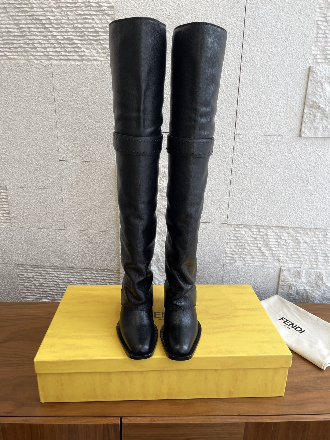 NO:461719,Top version: Short boots, medium boots, high boots, Fendi 2025 winter show main series, trouser boots, wood grain thick heels, square toe boots, Fendi 2025 winter new product is launched, Fendi square-grain thick heel design inspiration was reinvented in this year's show. High-end version, the first choice brand of well-known internet celebrities, models and celebrities from all walks of life, the most popular square toe elements in the past two years, the boots' trouser craftsmanship, and the favorite wood grain thick heels, a series of high-end shoes that have to be bought in this autumn and winter, 'Micro wrinkles made of old and wrinkles, with wrinkles but not losing grade' Wood grain spray-painted thick heels 6cm mid-heel height design, which is both stable and comfortable, and the novel materials contrasting colors are very winter-like, both sexy and fashionable. Fabric square wrinkles made of old and wrinkles, inner/foot-pad imported mixed sheepskin, outsole imported from Italy high-real original color cowhide bottom  Heel height 6cm Size35-41 (40 41 custom made without return), boots, fendi, fendi, boots, cowhide, sheepskin19860909顶级版本:短靴中靴高靴 芬迪 2025冬季走秀主推系列 裤筒靴 木纹粗跟 方头靴 Fendi2025冬季新品上线,芬迪木纹粗跟设计灵感改创于今年秀场的主推系列鞋履.高定版本,各界知名网红、模特明星、名媛首选品牌,近两年最流行的方头元素,靴子的裤筒工艺,还有最喜欢的木纹粗高跟,这个秋冬不得不入手的系列高定鞋履,《微皱纹做旧打腊牛皮,自带皱纹却不失档次》木纹喷涂粗鞋跟6cm中跟高度设计,既平稳又舒适,新颖材料撞色非常有冬天的气息,既性感又时尚. 面料微皱纹做旧打腊牛皮 内里/垫脚进口混种绵羊皮 大底意大利进口高真原色牛皮底 跟高6cm Size35-41（40 41订做不退换）,靴子,fendi,fendi,boots,cowhide,sheepskin,Women's Shoes