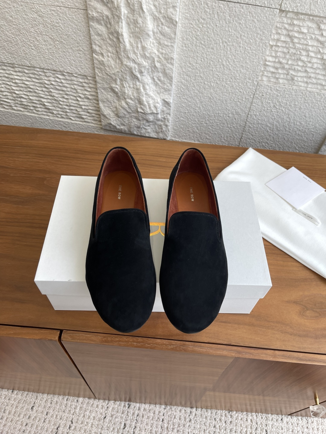 NO:463180,Top version: (Guangdong goods) THE ROW 25ss New early autumn style Latest minimalist style Loafers The Row continues the usual minimalist style of TR. The whole pair of shoes seems simple, but the craftsmanship is difficult to make. It is comfortable, soft and skin-friendly to wear on the upper body. You can wear it easily. You can go out with your feet casually. You can also use it as a slipper to wear it soft and warm and beautiful. You don’t want to take it off. If you have high requirements for foot feeling, you can enter it with a high degree of foot feeling. Fabric imported titanium velvet inner/foot pad imported sheepskin Outsole imported Italian leather sole Size35-42 (40 41 42 custom made without return or exchange), loafers, loafers, slippers, sheepskin, Leather soles19860909顶级版本:（莞货） THE ROW 25ss 早秋新款 最新极简风 一脚蹬 乐福鞋 The Row延续了TR一贯极简风格,整双鞋子看似简单其实工艺很难不好做,上脚裸穿舒适柔软亲肤,脚感方面完全不可担心,好穿是必须的,上脚随意穿搭都好看,出门随性一蹬就可出门,还能当拖鞋穿踩下去软软糯糯的保暖又好看,穿上就不想脱的款,对脚感要求高的闭眼入它 面料进口胎牛绒 内里/垫脚进口羊皮 大底意大利进口真皮大底 Size35-42（40 41 42定做不退换）,乐福鞋,loafers,slippers,sheepskin,Leather soles,Women's Shoes