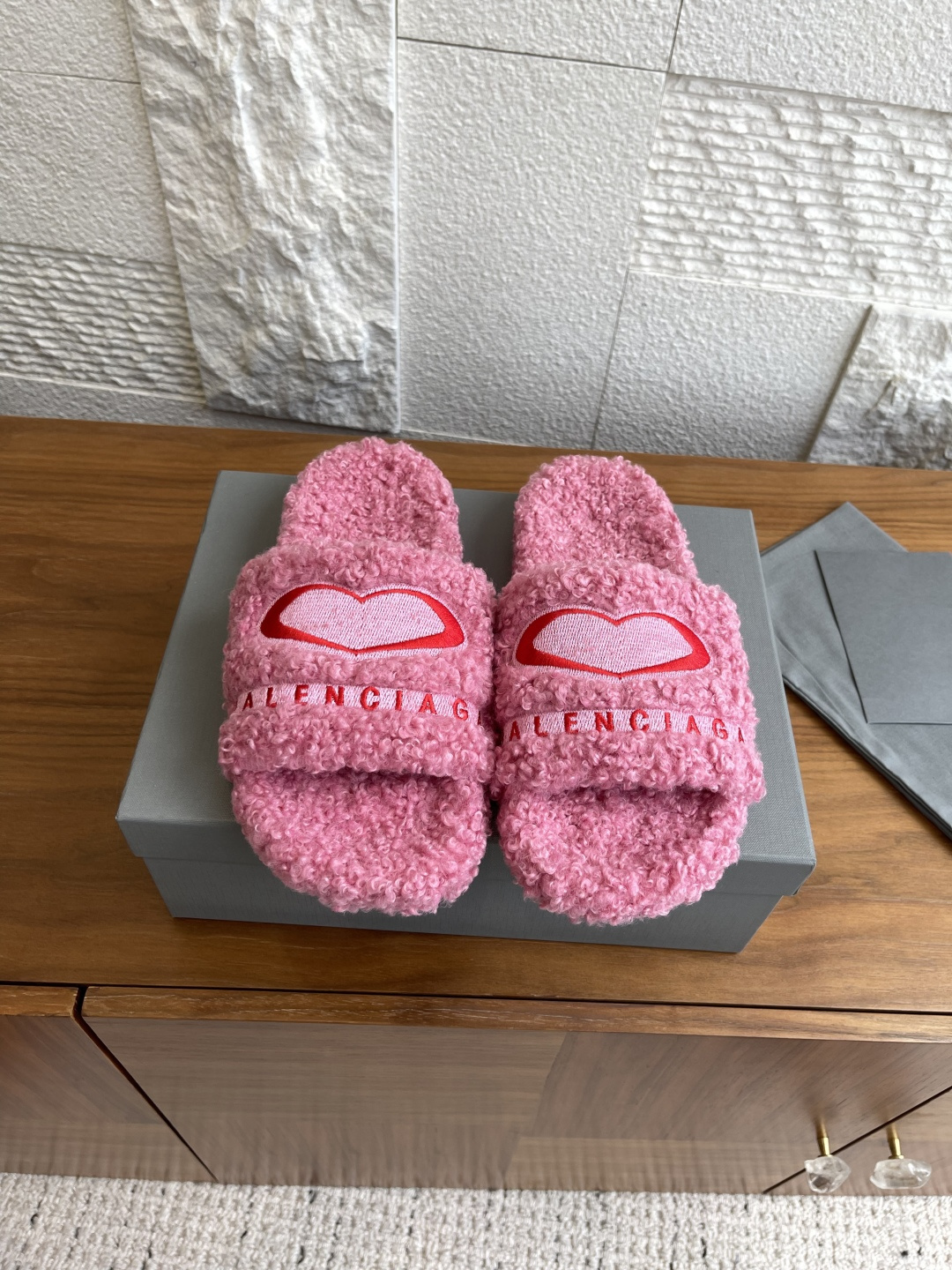 NO:463161,Top version thin sole thick sole Balenciaga 25ss autumn and winter new style FURRY series Thick sole Thin sole Thin sole Hair drag Balenciaga Autumn fashion products, the upper is decorated with qixi 25 art works, electric embroidery logo embroidery craftsmanship, full of high-end feel!  Very beautiful on the feet, more comfortable to wear, versatile trendy products imported fabric sheep curls, original non-slip and wear-resistant sole, sole height 2cm/5cm Size34-41 (34 40 41 custom made without return), fur shoes and slippers, balenciaga, balenciaga, slippers19860909顶级版本薄底 厚底 Balenciaga 巴黎世家 25ss 秋冬新款 FURRY系列 厚底 薄底 毛拖 Balenciaga 巴黎世家秋装潮品,鞋面饰以qixi 25艺术作品,电绣徽标刺绣工艺,高级感满满当当！上脚特别漂亮,羊毛更舒适的穿着,百搭潮品 面料进口羊卷毛 大底原版防滑耐磨底 底高2cm/5cm Size34-41（34 40 41定做不退换）,毛毛鞋拖鞋,balenciaga,balenciaga,slippers,Women's Shoes