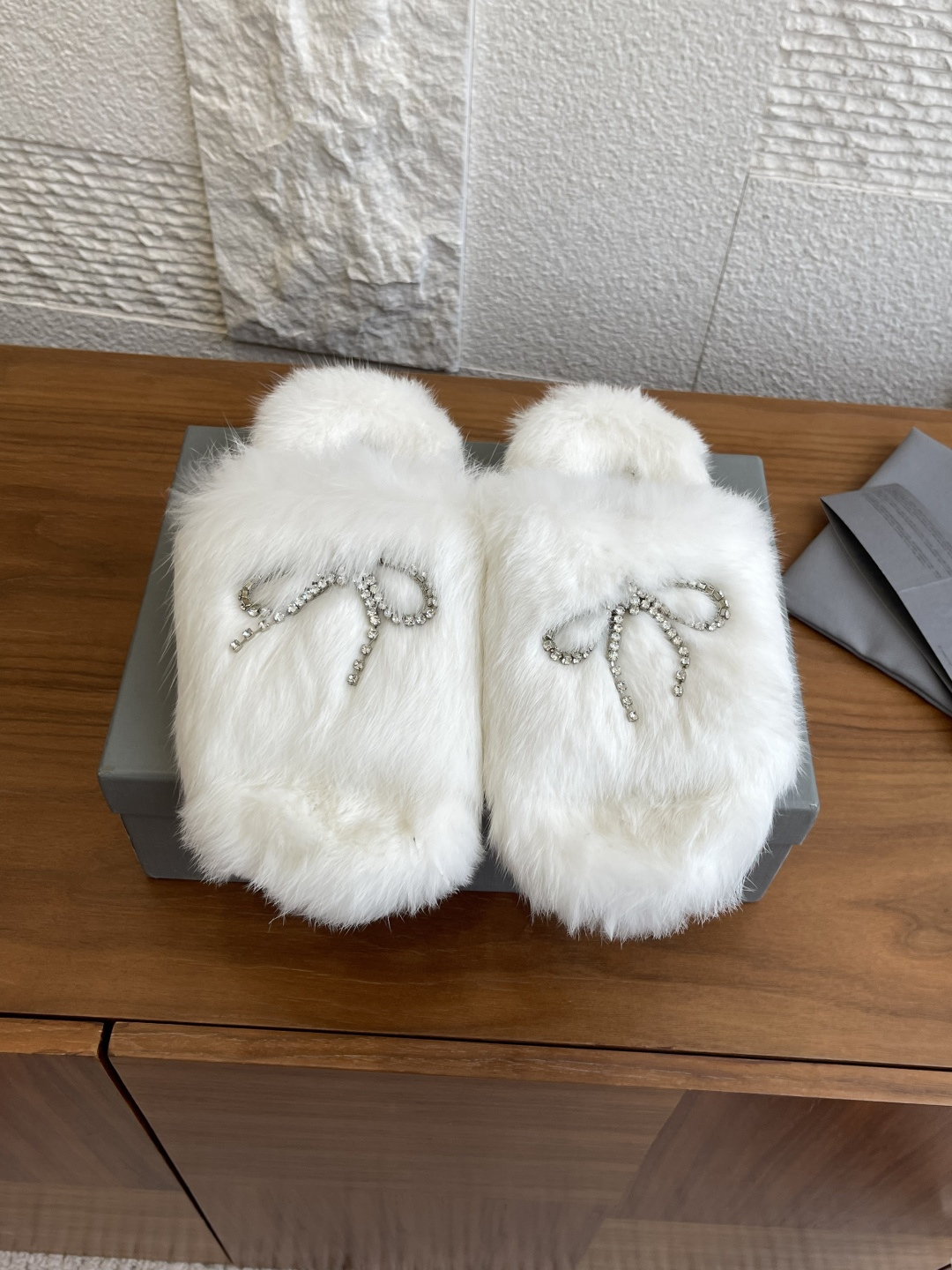 NO:463176,Top version Balenciaga 25ss new autumn and winter style FURRY series wool drag slippers Balenciaga Autumn fashion products, the upper is decorated with a bow welded by crystal diamonds, full of high-end feel!  Very beautiful on the feet, more comfortable wearing of mink hair, versatile trendy products imported fabric mink hair Outsole imported from Italy Size35-41 (40 41 Custom made without return), fur shoes and slippers, balenciaga, balenciaga, slippers, Leather soles19860909顶级版本 Balenciaga 巴黎世家 25ss 秋冬新款 FURRY系列 毛拖 拖鞋 Balenciaga 巴黎世家秋装潮品,鞋面饰以水晶钻石焊接而成的蝴蝶结,高级感满满当当！上脚特别漂亮,貂毛更舒适的穿着,百搭潮品 面料进口貂毛 大底意大利进口真皮大底 Size35-41（40 41 定做不退换）,毛毛鞋拖鞋,balenciaga,balenciaga,slippers,Leather soles,Women's Shoes