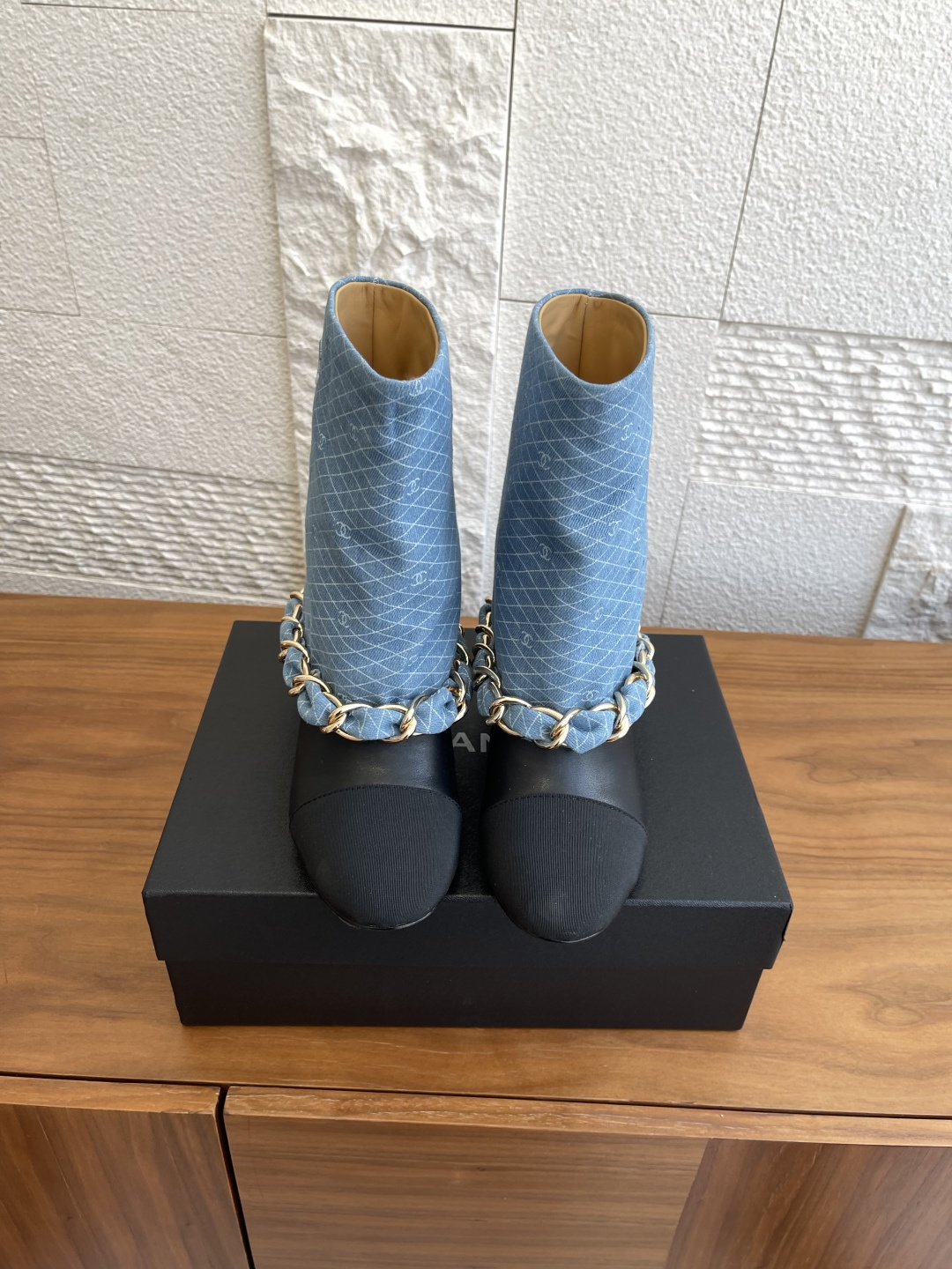 NO:463124,Top version of short boots, high boots, CHANEL 25ss, new autumn and winter style, diamond-shaped chain, thick heels, trouser boots, Chanel Xiaoxiang autumn and winter roll-up large chain boots, thick heels, and the iconic large chain design, making the classic look beautiful!  The rough but exquisite metal chain surrounds the boot, achieving a delicate balance between hardness and softness, and collides with a strong and impactful spark of fashion. When walking, the chain sways gently with the pace, making a pleasant sound, and shows unrestrainedness in every move. The clever design of the heel not only ensures the comfort of wearing, whether it is paired with simple wide-leg pants. Create a casual and atmospheric workplace style or matches shorts to show the playfulness of youthfulness or slim jeans to interpret the casual and fashionable urban style, every step is on the aesthetic point. It is a 'hard product' that can be worn in the closet for ten years. Original custom fabric/imported calfskin imported into the inner sheepskin, large sole imported from Italy, heel height 6cm Size35-41 (40  41 Custom made non-return), boots, chanel, chanel, boots, skirts, shorts, jeans, cowhide, sheepskin, Leather soles19860909顶级版本短靴 高靴 CHANEL 香奈儿 25ss 秋冬新款 菱格布 链条 粗跟 裤管靴 Chanel 小香秋冬翻口大链条长靴,粗跟裤管,标志性的大链条设计,把经典玩出花！粗旷却不失精致的金属链条环绕靴筒,在硬朗与柔美间达到精妙平衡,碰撞出极具冲击力的时尚火花.行走时 链条随着步伐轻轻晃动,发出悦耳声响 举手投足间尽显潇洒不羁 .中跟的巧妙设计 既保证了穿着的舒适度,无论是搭配简约的阔腿裤.营造随性大气的职场风格 还是与短裙短裤相配 展露青春活力的俏皮感 亦或是配上修身牛仔裤 演绎休闲时尚的都市风情,每一步都踩在审美点上 是衣橱里能穿十年的“硬货” 面料原版定制布料/进口小牛皮 内里进口羊皮 大底意大利进口真皮大底 跟高6cm Size35-41（40 41定做不退换）,靴子,chanel,chanel,boots,skirts,shorts,jeans,cowhide,sheepskin,Leather soles,Women's Shoes