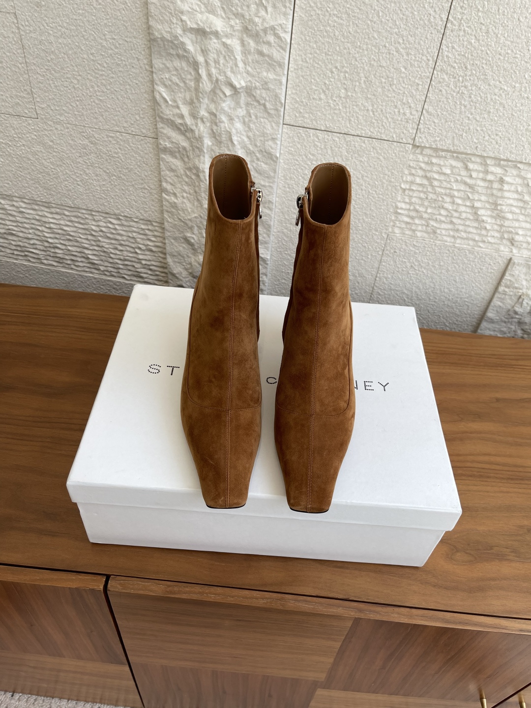 NO:463129,Top version Stella Mccartney 25ss New autumn and winter Spur Square toe Side zipper Cat heel and nude boots Boots This neat Stella Spur ankle boots are made of brushed vegan material instead of animal leather hand-crafted and carefully crafted. After careful design, exaggerated pointed toe design, and angular sculptural cat heel adds fashion charm to any shape. Comfortable and long and slim on the feet, versatile and magical style. Fabric imported suede/imported calfskin wrinkled paint. Inner imported sheepskin. Outsole imported Italian leather soles. Size35-40 (40 custom made without return). Boots, cartier, boots, cowhide, sheepskin, chamois leather, Leather soles19860909顶级版本 Stella Mccartney 25ss 秋冬新款 Spur 方头 侧拉链 猫跟 及裸靴 短靴 这款利落的Stella Spur踝靴采用拉绒纯素材料替代动物皮革手工精雕细琢而成.经过精心设计,夸张尖头设计,棱角分明的雕塑风格猫跟,为任何造型增添时尚魅力.上脚舒适显长显瘦,百搭神款 面料进口麂皮/进口小牛皮皱漆 内里进口羊皮 大底意大利进口真皮大底 Size35-40（40 定做不退换）,靴子,cartier,boots,cowhide,sheepskin,chamois leather,Leather soles,Women's Shoes