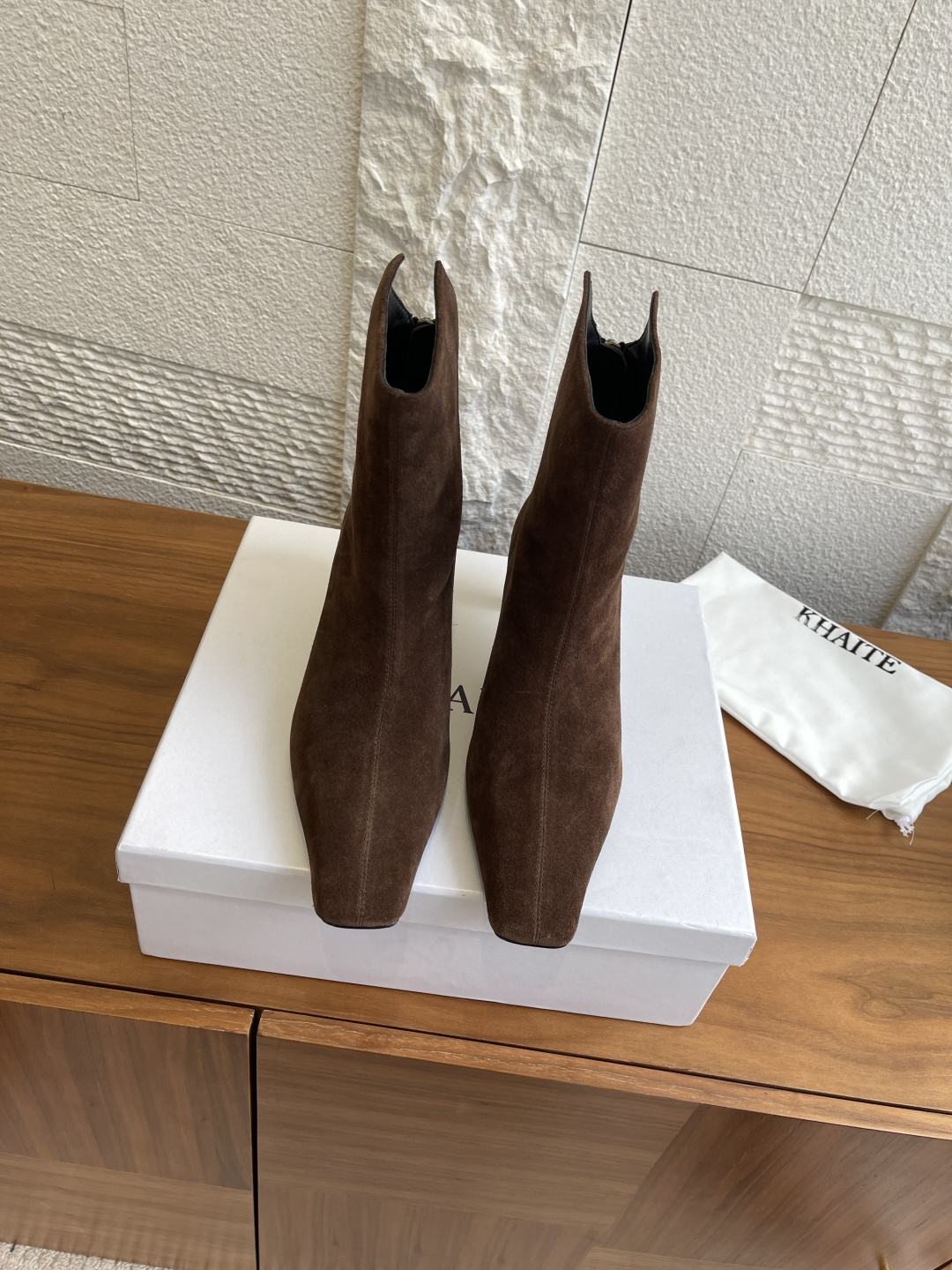 NO:463135,Top version KHAITE 2025 autumn and winter new square toe rear zipper high heel Ona ankle boots Khaite's unique notched back design enhances the convenience and pullability of this suede leather square toe boot. It has a smooth blade heel and square toe toe to create a sharp contrast line, making it look slim and versatile on the feet. Fabric imported suede/imported calfskin imported inner sheepskin outsole Italian imported leather outsole heel height 5cm Size35-40 (40 41 custom made non-return and exchange), boots, boots, cowhide, sheepskin, chamois leather, Leather soles19860909顶级版本 KHAITE 2025 秋冬新款 方头 后拉链 高跟 Ona踝靴 Khaite这款Ona踝靴独特的缺口后背设计,增强了这款绒面皮革的方头踝靴的穿脱便利性与拉动性,配有光滑刀刃鞋跟与方型鞋头建立鲜明的对比线条,上脚显瘦还百搭款. 面料进口麂皮/进口小牛皮 内里进口羊皮 大底意大利进口真皮大底 跟高5cm Size35-40（40 41定做不退换）,靴子,boots,cowhide,sheepskin,chamois leather,Leather soles,Women's Shoes