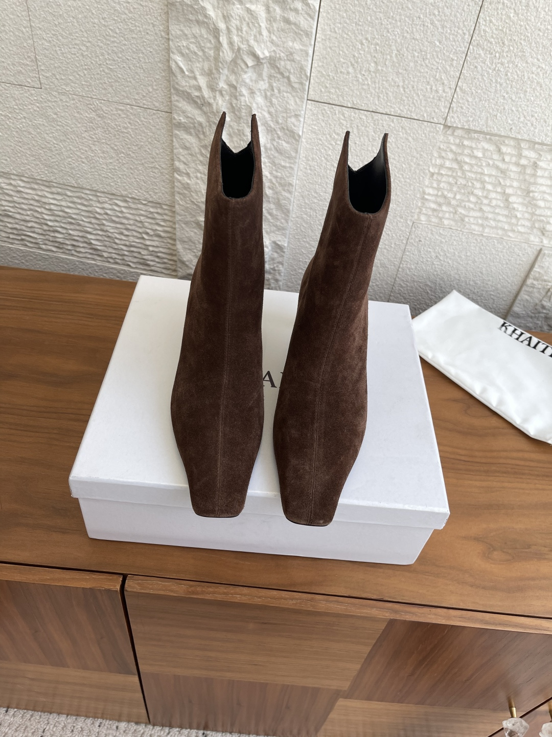 NO:463145,Top version KHAITE 2025 Autumn and Winter New Square Toe High Heel Ona Ankle Boots Khaite This Ona Ankle Boots has a unique notched back design that enhances the convenience and pullability of this suede leather square toe ankle boot. It has a smooth blade heel and square toe to create a sharp contrast line, making it look slim and versatile on the feet. Fabric imported suede/imported calfskin imported sheepskin in the inner lining, outsole imported Italian leather outsole Heel height 5cm Size35-40 (40 41 custom made without return or exchange), boots, boots, cowhide, sheepskin, chamois leather, Leather soles19860909顶级版本 KHAITE 2025 秋冬新款 方头 高跟 Ona踝靴 Khaite这款Ona踝靴独特的缺口后背设计,增强了这款绒面皮革的方头踝靴的穿脱便利性与拉动性,配有光滑刀刃鞋跟与方型鞋头建立鲜明的对比线条,上脚显瘦还百搭款. 面料进口麂皮/进口小牛皮 内里进口羊皮 大底意大利进口真皮大底 跟高5cm Size35-40（40 41定做不退换）,靴子,boots,cowhide,sheepskin,chamois leather,Leather soles,Women's Shoes