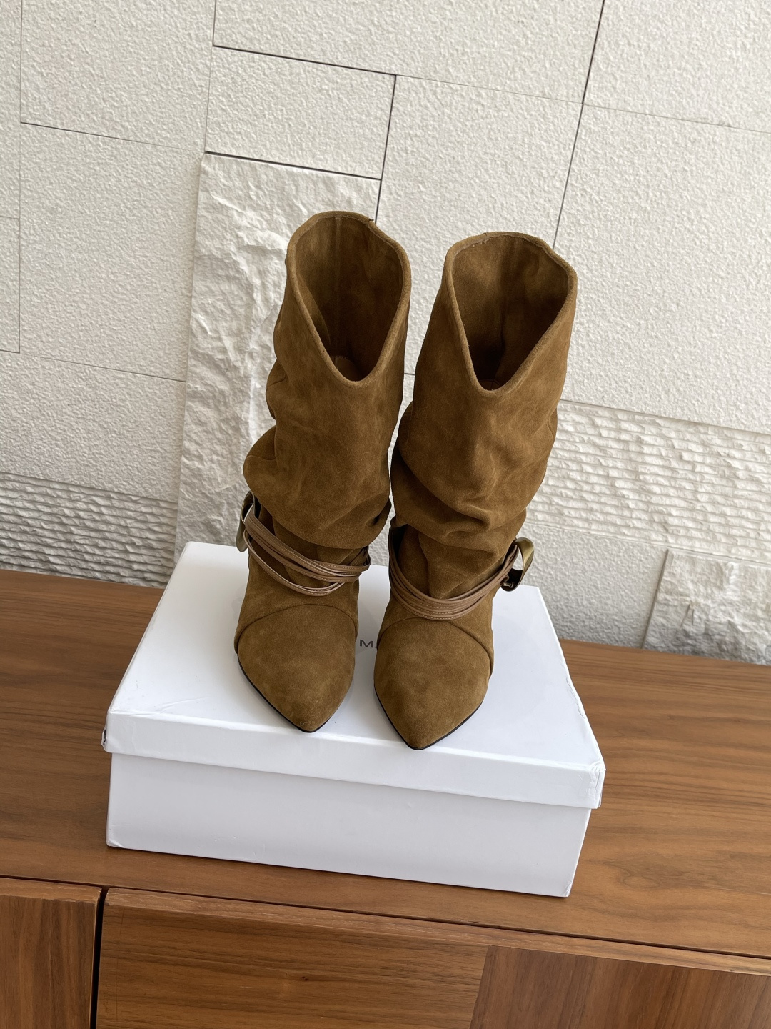 NO:463153,Top version ISABEL MARANT 2025 early autumn new EDRIKA draped, tumbling, cat heel, pile boots, long boots ISABEL MARANT is a brand that is very open and sincere. In order to ensure the freedom of the work, the draped leather boots present a lazy leg protection effect, and the pointed toe design extends the leg lines. The gold-plated jewelry belt embellishes the brand logo, the leather wrapped tapered heel is inlaid with metal details, 4.5 cm comfortable height. The fabric is imported from the top layer of ox back velvet, the inner imported velvet leather lining, the soles of the Italian imported leather, the heel height is 4.5cm (40 41 custom made without return), boots, boots, gold plating, Leather soles19860909顶级版本 ISABEL MARANT 2025 早秋新款 EDRIKA 垂坠 翻口 猫跟 堆堆靴 长靴 ISABEL MARANT这个品牌非常的开放、真诚.为了保证作品的自由,垂坠皮靴筒呈现慵懒护腿效果,尖头设计延伸腿部线条.镀金首饰皮带点缀镌刻品牌徽标,真皮包裹锥形鞋跟镶嵌金属细节,4.5厘米舒适高度. 面料进口头层牛反绒 内里进口绒皮里 大底意大利进口真皮大底 跟高4.5cm Size35-40（40 41定做不退换）,靴子,boots,gold plating,Leather soles,Women's Shoes