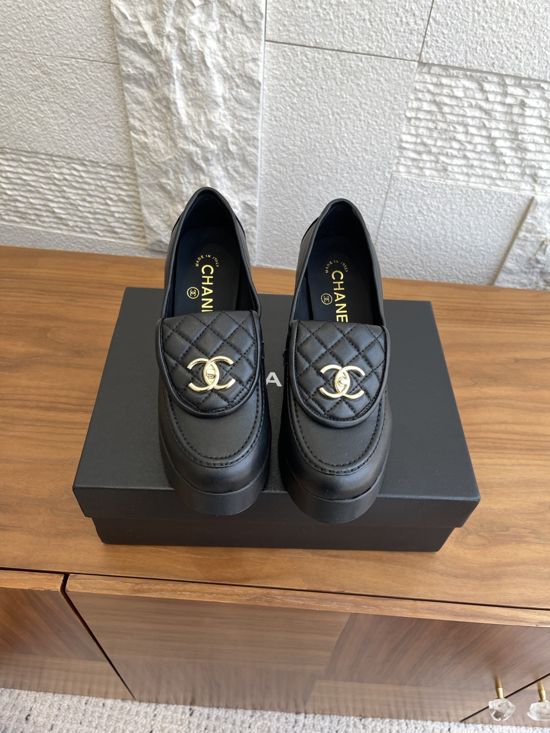 NO:463120,Top version CHANEL 25B autumn new product Flip C buckle Waterproof platform High heels Loafers Single shoes High heels Chanel Chanel's retro loafers are very liked at first sight. The diamond design on the upper is very special. The classic hardware buckle embellished with Xiaoxiang classic hardware buckle is very high-end. The round high heels are combined with the waterproof platform. The feet are very comfortable and soft. The feet are wide and not afraid of being good-looking and comfortable. The pants are invincible with mid-tube socks skirts and pants. The style looks simple, but the legs are immediately elongated and the effect is simple and personal, adding a touch of handsomeness. Imported calfskin fabric, inner/foot pad imported sheepskin, outsole imported Italian leather sole, heel height 9cm, waterproof platform 3cm Size35.-41 (40 41 Custom made no return or exchange), loafers, high heels, chanel, chanel, loafers, high heels, skirts, cowhide, sheepskin, Leather soles19860909顶级版本 CHANEL 香奈儿 25B 秋装新品 翻盖 双C扣 防水台 高跟 乐福鞋 单鞋 高跟鞋 Chanel香奈儿这双复古乐福鞋一眼看到就很喜欢,鞋面的菱格设计很特别 点缀小香经典五金扣超有CHANEL的格調高級感十足,圆形的高跟配搭防水台组合,上脚特别舒服柔软 脚宽也不怕好看又舒适 搭配中筒袜裙子裤子都是无敌美,看起来款式简约 但上脚马上自带拉长腿效果简单不失个性 又增添一抹帅气感 面料进口小牛皮 内里/垫脚进口羊皮 大底意大利进口真皮大底 跟高9cm,防水台3cm Size35.-41（40 41定做不退换）,乐福鞋高跟鞋,chanel,chanel,loafers,high heels,skirts,cowhide,sheepskin,Leather soles,Women's Shoes