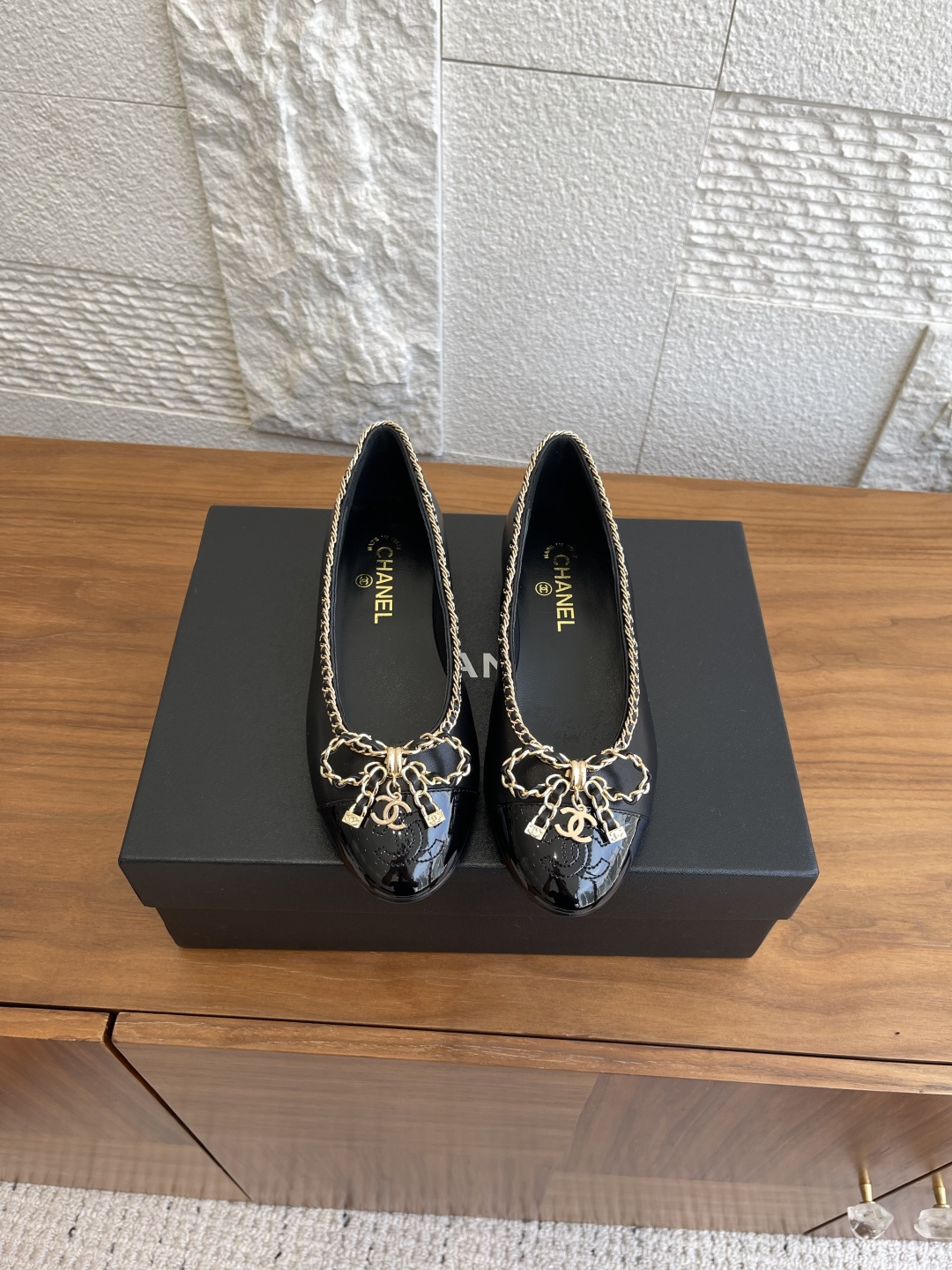 NO:463117,Top version CHANEL 25ss autumn new product, double C pendant buckle, chain bow, ballet shoes, Mary Jane Chanel, this pair of chain bow, ballet shoes are super popular, the design of handmade car lines is time-consuming and labor-intensive, the foot is very comfortable and soft, and the feet are wide and not afraid of good-looking and comfortable. Paired with mid-tube sock skirts and pants are invincible beauty, adding a touch of handsomeness. Fabric imported lambskin, inner/foot pad imported goatskin, outsole imported Italian leather soles Size35.-41 (40 41 custom made without return or exchange), single shoes, chanel, chanel, mary jane, skirts, sheepskin, Leather soles19860909顶级版本 CHANEL 香奈儿 25ss 秋装新品 双C吊坠扣 链条蝴蝶结 芭蕾舞鞋 玛丽珍 Chanel香奈儿这双链条蝴蝶结芭蕾舞鞋超级火爆,设计手工车线耗时耗力,上脚特别舒服柔软 脚宽也不怕好看又舒适 搭配中筒袜裙子裤子都是无敌美,又增添一抹帅气感. 面料进口小羊皮 内里/垫脚进口山羊皮 大底意大利进口真皮大底 Size35.-41（40 41定做不退换）,单鞋,chanel,chanel,mary jane,skirts,sheepskin,Leather soles,Women's Shoes