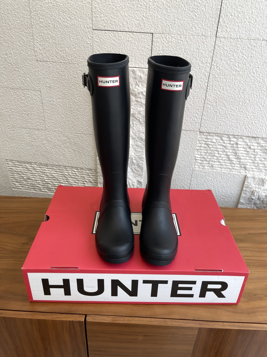NO:465478,Top version HUNTER Wellington 2025 new British rain boots outdoor camping waterproof boots long tube rubber shoes Hunter rain boots are made of durable rubber, with good waterproof performance and no fear of wind and rain. It uses an environmentally friendly polyester fiber lining, comfortable and delicate touch, thickened sole and specially designed tread pattern to provide comfortable foot feeling and anti-slip performance. Material/craft original mold opening 1:1 full set of model, restoration process and original material Size35-40, boots, boots, rain boots19860909顶级版本 HUNTER 惠灵顿 2025新款 英伦雨靴 户外露营 防水靴 长筒胶鞋 Hunter长筒雨靴由耐用橡胶制成,防水性能佳,无惧风雨.采用环保聚酯纤维内里布,舒适细腻触感,加厚大底配上特别设计的胎面花纹,提供舒适脚感和防滑性能. 材质/工艺原版开模1:1全套版型,还原工艺与原版材质 Size35-40,靴子,boots,rain boots,Women's Shoes