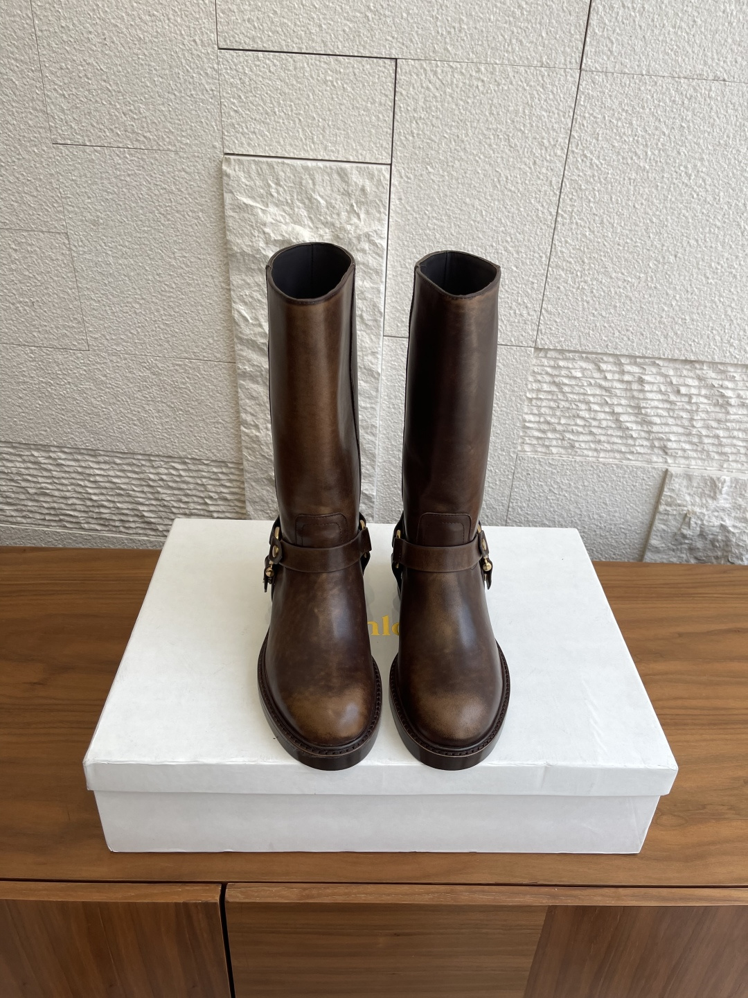 NO:465491,Top version CHLOE Chloe 25ss new autumn and winter style retro round toe thick heel motorcycle boots Chloe's retro old leather motorcycle boots are really beautiful!  The original version is purchased and replicas. The aura is very exciting when going out. The neat lines and metal buckles make every detail show an avant-garde attitude. The foot feels more comfortable and stylish. Whether it is paired with slim jeans to show the coolness of the street or the unique skirt creates a different spark, it can be easily held. Wear it, you are the most eye-catching existence on the street, perfectly interpreting the fashion attitude. Original custom-made imported top layer calfskin to make old, imported cowhide, hardware original molded copper plated, Italian imported leather broadsole + rubber injection molding, heel height 4.5cm Size35-40 (40 custom made without return), boots, chloe, loewe, boots, skirts, jeans, cowhide, Leather soles19860909顶级版本 CHLOE 克洛伊 25ss 秋冬新款 复古 圆头 粗跟 机车靴 Chloe这款复古做旧皮革机车靴上脚真的巨好看！原版购入复刻做货.出门炸街气场爆表,利落的线条搭配金属扣饰,每一处细节都彰显着前卫态度.脚感更是舒适与格调并存.无论是搭配修身牛仔裤展现街头酷感,还是与个性裙装碰撞出别样火花,它都能轻松hold住.穿上它,你就是街头最吸睛的存在,将时尚态度完美诠释 面料原版定制进口头层小牛皮做旧 内里进口牛皮 五金原版开模镀铜 大底意大利进口真皮大底+橡胶注塑 跟高4.5cm Size35-40（40定做不退换）,靴子,chloe,loewe,boots,skirts,jeans,cowhide,Leather soles,Women's Shoes