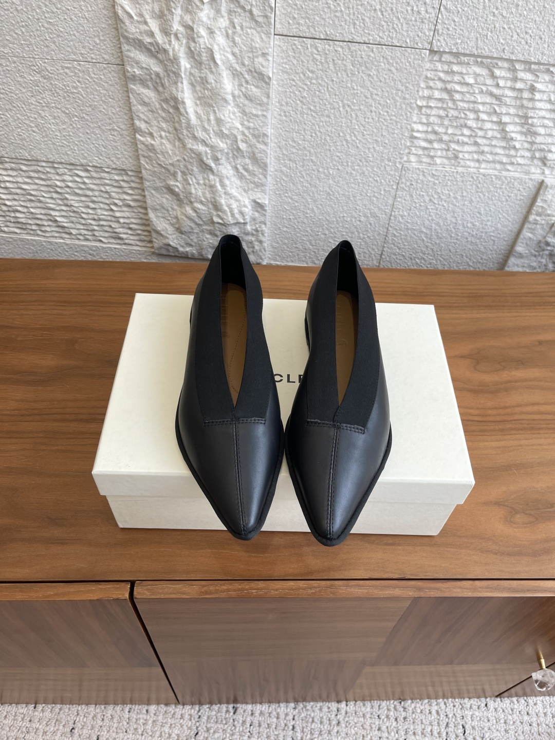 NO:465471,Dongguan original source of supply ICICLE Zhihe 2025 autumn new style Original source of supply Flat shoes ICICLE Zhihe This new Napa cowhide leather flat shoes, with spliced ​​upper webbing, naturally fits the foot contour, simple lines, easy to wear, pursues restrained expression and comfortable and harmonious feeling. Every detail can make the feet look delicate!  The flat foot is stable, comfortable and not tired, and the fat and thin foot shape can be easily controlled, injecting lightness and elegance into daily matching. Fabric imported Napa calfskin, inner lining/foot pad imported sheepskin, original mold rubber sole, Size35-39, high heels, flats, high heels, cowhide, sheepskin19860909东莞原厂货源 ICICLE 之禾 2025 秋季新款 原厂货源 平底鞋 ICICLE之禾这款全新纳帕牛皮革平底鞋,鞋面拼接织带,自然贴合脚型轮廓,线条简洁,易于穿戴,追求内敛有度的表达与舒适和洽的感觉.每一处的细节都能把脚修饰的修长得体！平底上脚稳妥舒适不累,胖瘦脚型都能轻松驾驭,为日常搭配注入轻盈与优雅 面料进口纳帕小牛皮 内里/垫脚进口羊皮 大底原版模具橡胶大底 Size35-39,高跟鞋单鞋,flats,high heels,cowhide,sheepskin,Women's Shoes