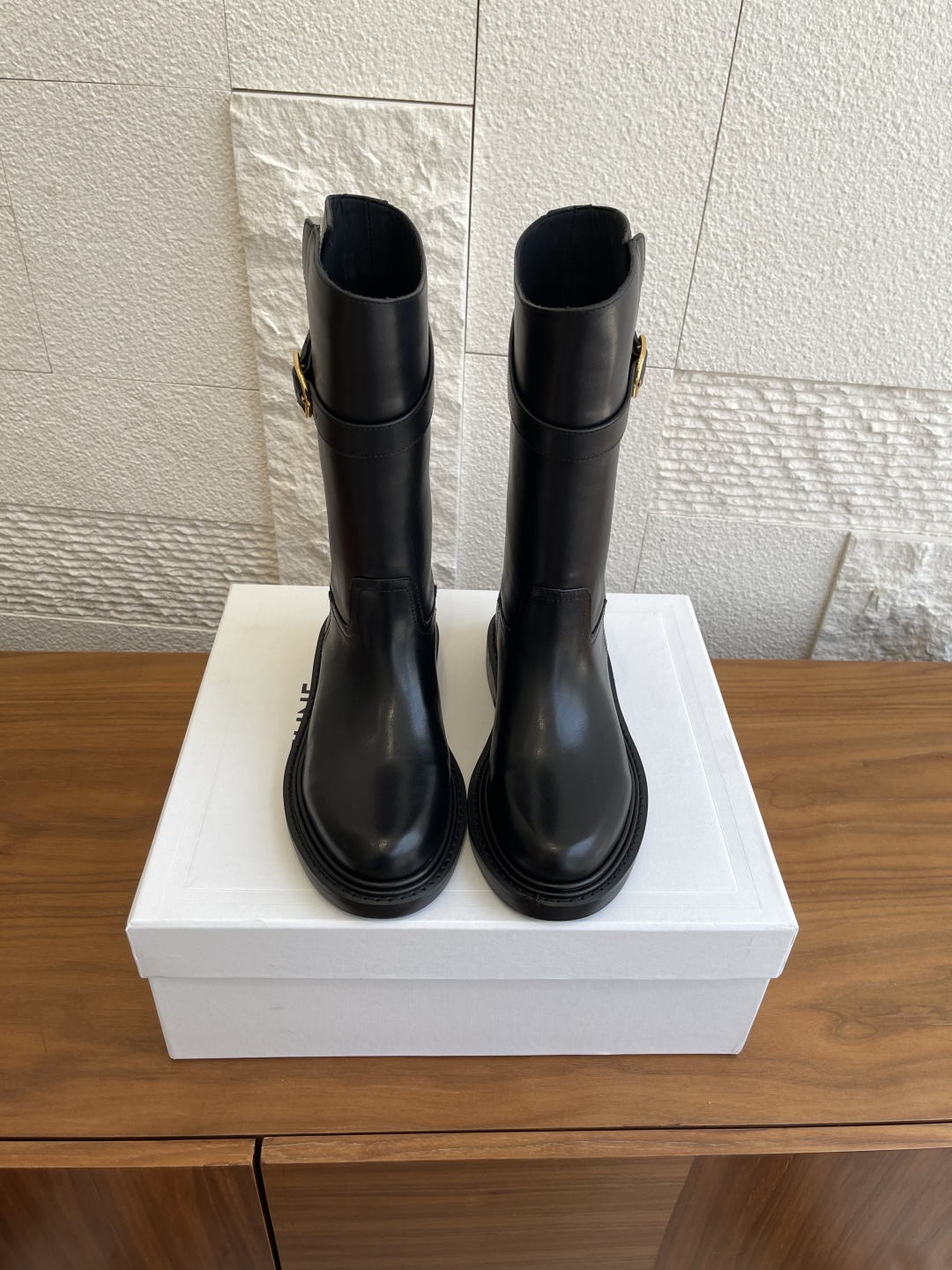 NO:465485,Top version: 12-inch medium boots 46-inch long boots CELINE 25ss new autumn and winter UNIVERSITE boots knight boots Celine This classic knight boot has a wonderful texture of calf leather. It is smooth and delicate and crisp. The high-tube design just reaches the thinnest part of the calf. It shows the straight buff full of legs. The round toe, the heel is decorated with TRIOMPHE embossed logo, the buckle engraved with CELINE, and the metal buckle embellishment is low-key and recognizable. It is CELINE's usual high-end feeling, and the foot is very stable!  Heel height pairs are very friendly, paired with jeans to reveal a piece of boots, neat and cool, and the short skirt is even more lazy and full of French style. The atmosphere of autumn and winter is directly controlled by the original fabric custom imported wax-feeling cowhide, imported sheepskin inside, large sole original open mold rubber sole Size35-40 (40 custom made without return and exchange), boots, celine, celine, versace, boots, skirts, jeans, cowhide, sheepskin19860909顶级版本:12寸中靴 46寸长靴 CELINE 赛琳 25ss 秋冬新款 UNIVERSITE靴 骑士靴 Celine赛琳这款经典骑士靴,小牛皮质感绝了 光面细腻又挺括,高筒设计刚好到小腿最细处 显腿直buff叠满.圆形鞋头,鞋跟饰有TRIOMPHE压花标志,镌刻CELINE字样的搭扣,金属扣点缀低调又有辨识度 是CELINE一贯的高级感,上脚巨稳！跟高对小个子超友好,搭配牛仔裤露一截靴筒 利落又带点酷劲儿,配短裙更是法式慵懒感拉满 秋冬氛围感直接拿捏 面料原版定制进口蜡感胎牛皮 内里进口羊皮 大底原版开模橡胶大底 Size35-40（40定做不退换）,靴子,celine,celine,versace,boots,skirts,jeans,cowhide,sheepskin,Women's Shoes