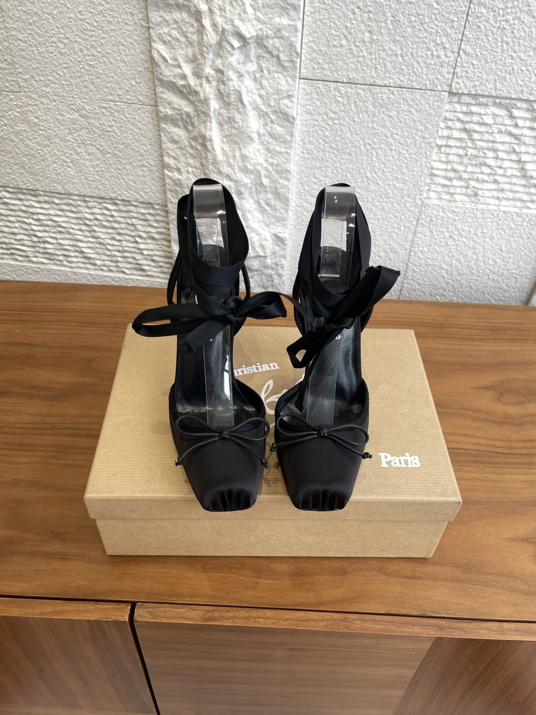 NO:465463,Top version Christian Louboutin 25ss autumn new style bow stiletto heels rear strap ballet style lace high heels red soles CL/Lubotin CASSIE LACE U women's ballet style lace high heels red soles, made of silk shaping process, comfortable to fit the feet. The square toe specialized in ballet shoes is embellished with exquisite and elegant bows, and the rear strap design ribbon wrapping strap is paired with stiletto heels and a unique red outsole, making it more sexy long foot shape. Fabric: imported silk satin inner/pad is: imported sheepskin outsole: Italian imported red leather outsole Size35-41 (40 41 custom made non-return), high heel sandals, christian louboutin, sandals, high  heels, sheepskin, real silk, silk fabric, Leather soles19860909顶级版本 Christian Louboutin 25ss 秋季新款 蝴蝶结 细高跟 后带 芭蕾风系带 高跟鞋 红底鞋 CL/路铂廷CASSIE LACE U女士芭蕾风系带高跟鞋红底鞋,采用真丝塑型工艺制作.舒适贴合脚型.以芭蕾舞鞋为特色的方鞋头点缀精美雅致蝴蝶结,后带设计丝带缠绕式捆绑带搭配细高跟和独特的红色大底,更显性感的长脚型. 面料: 进口真丝绸缎 内里/垫是: 进口羊皮 大底: 意大利进口红色真皮大底 Size35-41(40 41 定做不退换）,高跟鞋凉鞋,christian louboutin,sandals,high heels,sheepskin,real silk,silk fabric,Leather soles,Women's Shoes