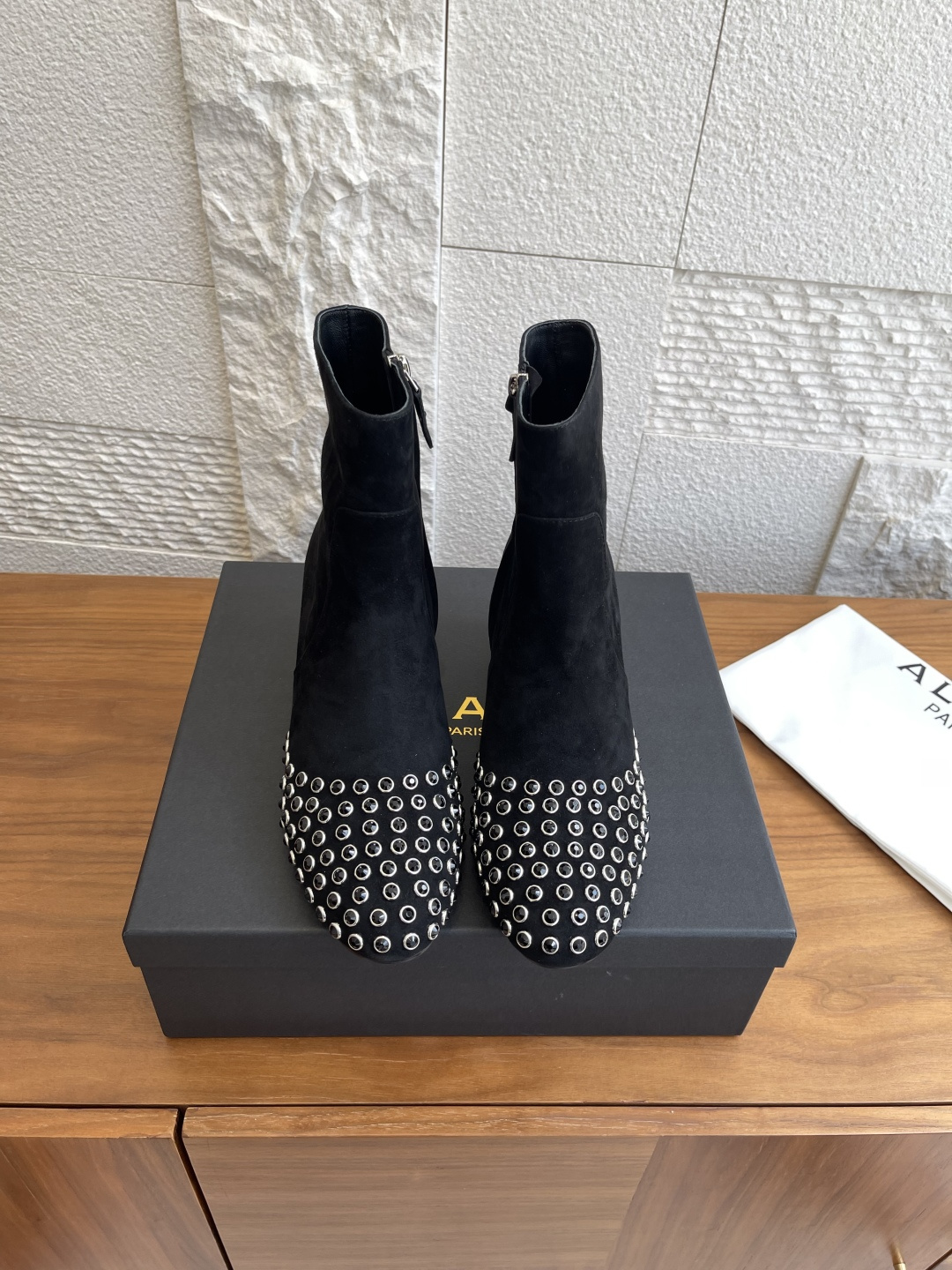 NO:465508,Top version ALAIA 25ss new autumn and winter style round toe rhinestone rivets side zipper thick heels boots Alaia is so amazing!  The suede texture is high-end, the toe-ceiling crystal diamond rivet ring design is super attractive to the eyes side zipper details are neat and cool, equipped with 6 cm semi-round thick heels, exuding fearless confidence and sculptural elegance, and instantly becomes the coolest cub on the street. Fabric imported suede/imported calfskin imported inside. Outsole original open mold rubber sole heel height 6cm Size35-42 (40 41 42 custom made without return), boots, alaia, boots, cowhide, sheepskin, chamois leather19860909顶级版本 ALAIA 阿莱亚 25ss 秋冬新款 圆头 水钻铆钉 侧拉链 粗跟 短靴 Alaia这款时尚短靴太绝啦！采用麂皮质感高级,鞋头水晶钻铆钉圈设计超吸引眼睛侧拉链细节利落又酷,搭载6 cm半圆粗跟高跟,散发出无所畏惧的自信和雕塑般的优雅,穿上秒变街头最飒的崽 面料进口麂皮/进口小牛皮 内里进口羊皮 大底原版开模橡胶大底 跟高6cm Size35-42（40 41 42定做不退换）,靴子,alaia,boots,cowhide,sheepskin,chamois leather,Women's Shoes