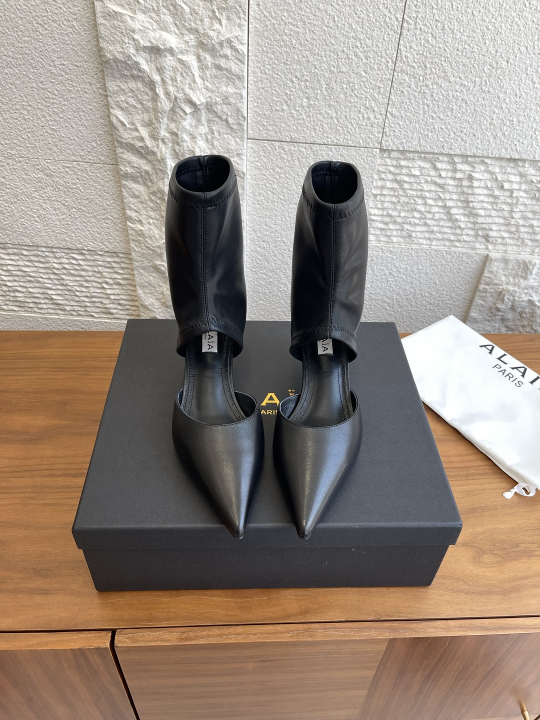 NO:465448,Top version ALAIA 25ss autumn and winter new style pointed toe hollow thin heel thin boots sock boots short boots Alaia's ankle boots are made of soft suede and lambskin, with high-quality texture, with avant-garde geometric cutout on the upper, equipped with pointed toe and comfortable 5.5cm kitten heels. Cheating artifact with long feet, slight high heels physically extending the leg lines, black boots visually slimming legs, folding legs to make the legs longer steal 5cm longer, making a charming circle woman. Fabric imported elastic suede/imported elastic lambskin inner imported sheepskin outsole Italian imported leather outsole heel height 5cm Size35-41 (40 41 custom made without return or exchange), boots, alaia, boots, sheepskin, chamois leather, Leather soles19860909顶级版本 ALAIA 阿莱亚 25ss 秋冬新款 尖头 中空 细跟 瘦瘦靴 袜靴 短靴 Alaia这款踝靴采用柔软的麂皮和小羊皮制成,质感高级,鞋面设有颇为前卫的几何感挖剪,配有尖头和舒适的5.5cm小猫跟.脚长作弊神器,心细高跟物理延长腿部线条,黑色系靴筒视觉瘦腿叠满让腿长多偷5cm,做魅力圈女人. 面料进口弹力麂绒/进口弹力小羊皮 内里进口羊皮 大底意大利进口真皮大底 跟高5cm Size35-41（40 41定做不退换）,靴子,alaia,boots,sheepskin,chamois leather,Leather soles,Women's Shoes