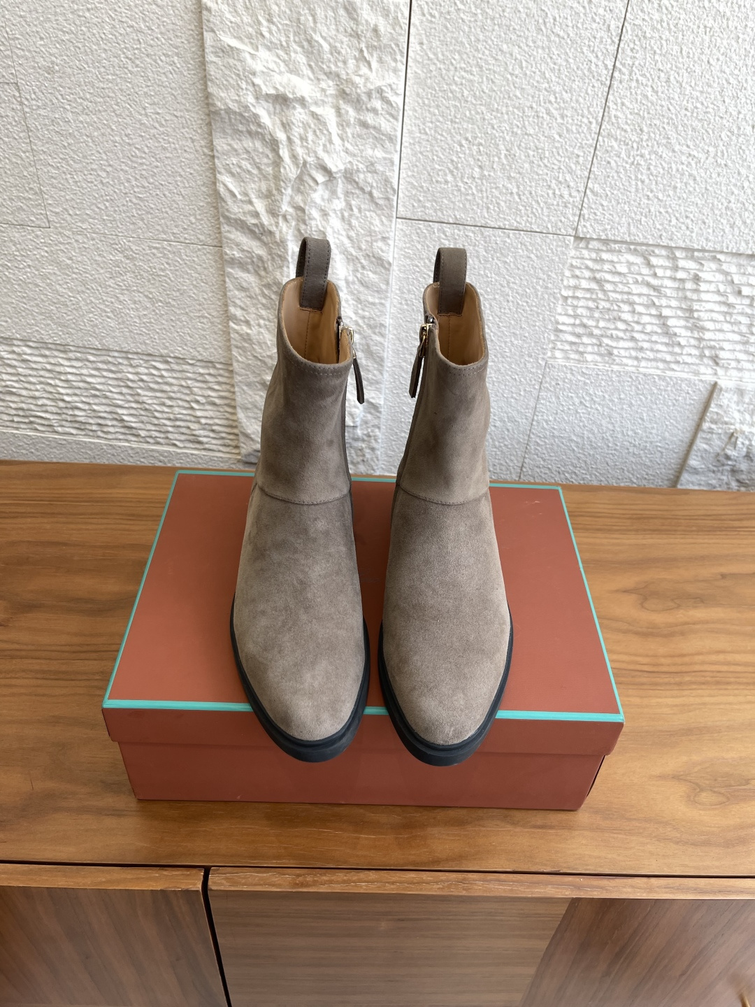 NO:465455,Top version Loro Piana 25ss New autumn and winter Kilda side zipper ankle boots Boots This iconic ankle boot is made of suede leather material, giving it a rustic and unique retro aesthetic. The inner zipper closure is equipped with the same color zipper head on the upper side, metallic details on the back, engraved brand logo, leather loop pull tab, and the sole is Loro Piana anti-slip rubber sole. The casual and exquisite style is suitable for both urban style and relaxing weekend outfits. Fabric imported suede imported sheepskin inside, original molded rubber outsole Size35-41 (40 41 custom made without return), boots, loro pigana, boots, sheepskin, chamois leather19860909顶级版本 Loro Piana 25ss 秋冬新款 Kilda 侧拉链 踝靴 短靴 这款标志性踝靴采用麂皮绒皮革材质,赋予其质朴而独特的复古美感.内侧拉链开合,上部配同色系拉链头,后侧金属色细节,镌刻品牌徽标,皮革环形拉袢,鞋底为Loro Piana防滑橡胶底.休闲而精致的款式既适合都市造型,也适合轻松的周末装扮. 面料进口麂皮 内里进口羊皮 大底原版开模橡胶大底 Size35-41（40 41定做不退换）,靴子,loro piana,boots,sheepskin,chamois leather,Women's Shoes