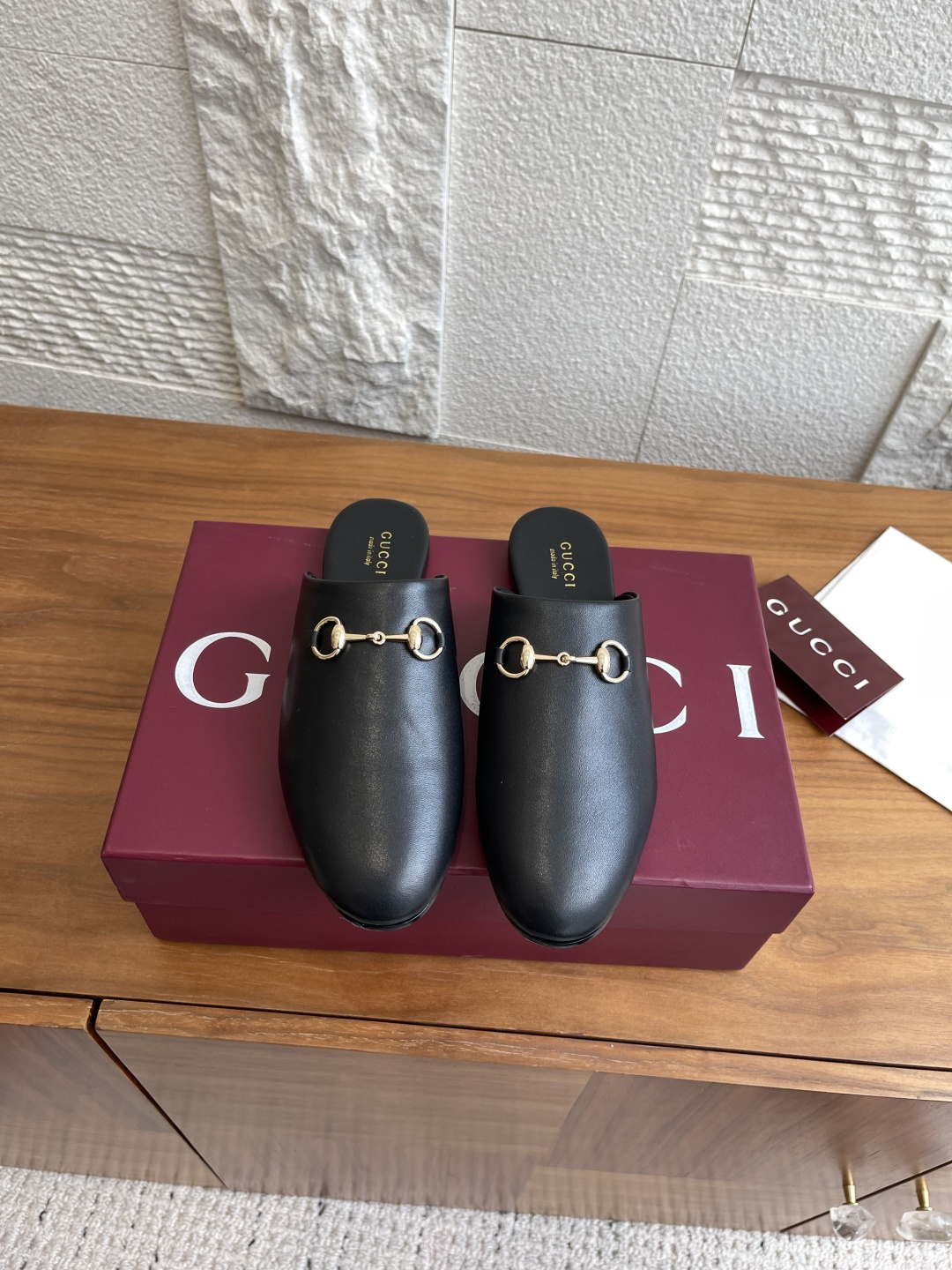 NO:465496,Top version GUOOI Gucci 25ss new autumn and winter style horse bits semi-tork flat sole mules shoes bag toe tow drag GUOOI Gucci 2025 autumn and winter series, the collection pattern continues to shine in the new Gucci series. The new series ingeniously presents horse bits accessories, highlighting the brand's equestrian heritage. This women's mules shoes are made of soft velvet material and embellished with light gold tones. Original custom imported calfskin inner/foot-pad imported sheepskin outsole imported Italian leather sole Size35-42 (40 41 42 custom made without return or exchange), semi-torque, gucci, gucci, cowhide, sheepskin, Leather soles19860909顶级版本 GUOOI 古驰 25ss 秋冬新款 马衔扣 半拖 平底 穆勒鞋 包头拖 GUOOI 古驰 2025秋冬系列, 典藏图案继续在Gucci全新系列中大放异彩.全新系列匠心呈献马衔扣配件,彰显品牌马术传承.这款女士穆勒鞋以柔软绒面材质匠心打造,缀饰浅金色调配件. 面料原版定制进口小牛皮 内里/垫脚进口羊皮 大底意大利进口真皮大底 Size35-42（40 41 42定做不退换）,半拖,gucci,gucci,cowhide,sheepskin,Leather soles,Women's Shoes