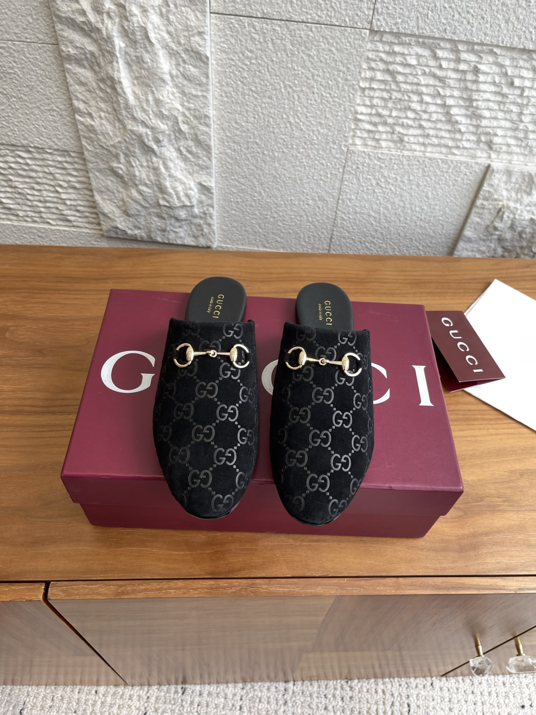 NO:465501,Top version GUOOI Gucci 25ss new autumn and winter style horse bits semi-torch flat mules shoes bag toe drag GUOOI Gucci 2025 autumn and winter series, the collection pattern continues to shine in the new Gucci series. The new series ingeniously presents horse bits accessories, highlighting the brand's equestrian heritage. This women's mules shoes are made of soft velvet material and embellished with light gold tones. Original custom-made logo old-fashioned cloth inner/foot-pad imported sheepskin outsole imported Italian leather sole Size35-42 (40 41 42 custom made without return or exchange), semi-torch, gucci, gucci, sheepskin, Leather soles19860909顶级版本 GUOOI 古驰 25ss 秋冬新款 马衔扣 半拖 平底 穆勒鞋 包头拖 GUOOI 古驰 2025秋冬系列, 典藏图案继续在Gucci全新系列中大放异彩.全新系列匠心呈献马衔扣配件,彰显品牌马术传承.这款女士穆勒鞋以柔软绒面材质匠心打造,缀饰浅金色调配件. 面料原版定制Logo老花布 内里/垫脚进口羊皮 大底意大利进口真皮大底 Size35-42（40 41 42定做不退换）,半拖,gucci,gucci,sheepskin,Leather soles,Women's Shoes