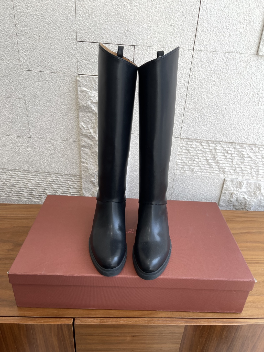 NO:466203,Top version Loro Piana 25ss New autumn and winter Kilda mid-boots boots long boots equestrian boots knight boots This classic equestrian boot style cowhide leather mid-boots with lower inside and higher outside design details highlighting the exquisite sporty atmosphere. The flexible selected leather, specially tanned, dyed and organized, presents the natural beauty of the material. It is very suitable for wearing with long skirts and trousers, adding dynamic charm to your daily outfit. Original imported calf leather imported inside sheepskin large sole original open mold rubber sole Size35-41 (40 41 custom made without return or exchange), boots, loro pigana, boots, skirts, cowhide, sheepskin19860909顶级版本 Loro Piana 25ss 秋冬新款 Kilda中筒靴 长靴 马术靴 骑士靴 这款经典马术靴风格的牛皮革中筒靴以内侧较低,外侧较高的设计细节,突显出精美的运动气息.柔韧的精选皮革,经过特别鞣制、染色和整理,呈现出材料自然的美感,非常适合与长裙、裤装搭穿,为您的日常穿搭增添动感魅力. 面料原版进口小牛皮 内里进口羊皮 大底原版开模橡胶大底 Size35-41（40 41定做不退换）,靴子,loro piana,boots,skirts,cowhide,sheepskin,Women's Shoes