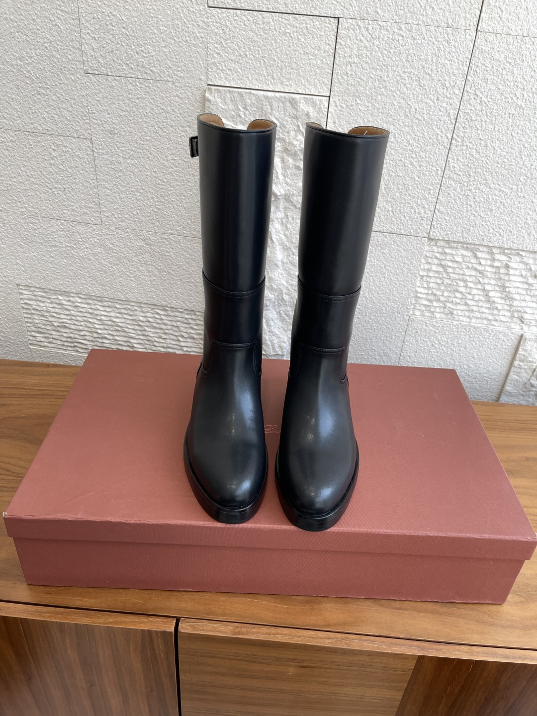 NO:466211,Top version Loro Piana 25ss new autumn and winter Lupo boots Mid-tube boots Knight boots This Lupo mid-tube boots are carefully crafted from exquisite cowhide leather, and is treated with natural wax to present a bright luster and a clear and irregular texture. The lower part of the boot is equipped with an adjustable buckle strap, which reminds people of an elegant belt, round toe and stitching piece showing exquisite craftsmanship. Create a timeless silhouette design. Original imported calf leather with imported calf leather in the inner lining. Original open-mould rubber sole Size35-41 (40 41 custom made without return), boots, loro pigana, boots, cowhide19860909顶级版本 Loro Piana 25ss 秋冬新款 Lupo 短靴 中筒靴 骑士靴 这款Lupo中筒靴采用精致牛皮革精心制作而成,经过天然蜡处理,呈现亮丽光泽和清晰而不规则的纹理.靴筒下部配以调节搭扣饰带,令人不禁联想起优雅腰带,圆鞋头和缝线饰片彰显精湛工艺.打造隽永廓形设计. 面料原版进口小牛皮 内里进口牛皮 大底原版开模橡胶大底 Size35-41（40 41定做不退换）,靴子,loro piana,boots,cowhide,Women's Shoes