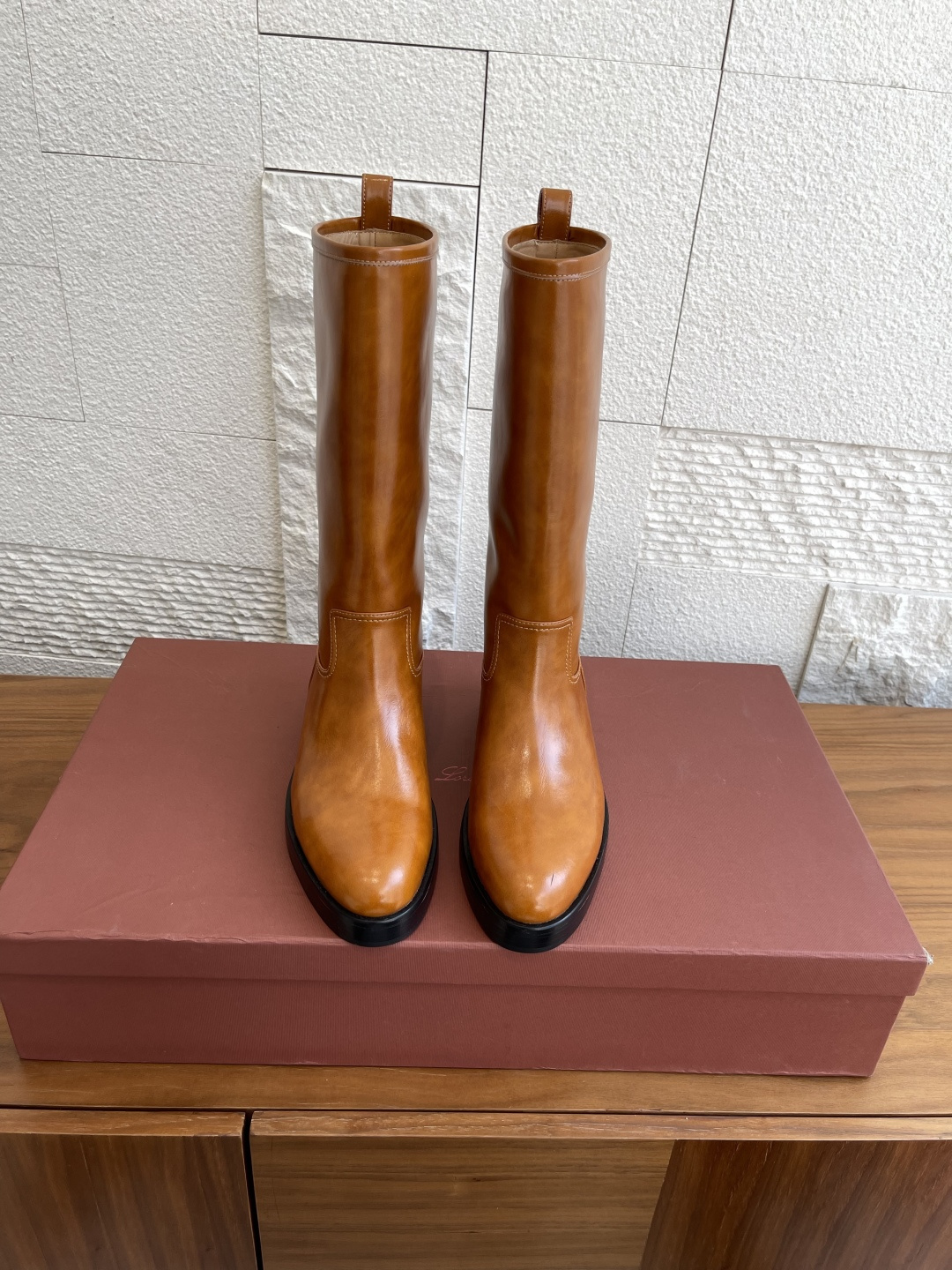 NO:466219,Top version Loro Piana 25ss new autumn and winter John short boots mid-boots knight boots This John women's boots are carefully crafted from buttery soft cowhide. This sports mid-boots cleverly blends exquisite craftsmanship with modern sports style. Whether it is sportswear or daily casual wear, its streamlined outline complements each other. Paired with slim jeans, it shows a casual and exquisite casual style. Original imported calf leather with imported calf leather in the fabric, original open-mould rubber sole Size35-41 (40 41 custom made without return), boots, loro pigana, boots, jeans, cowhide19860909顶级版本 Loro Piana 25ss 秋冬新款 John 短靴 中筒靴 骑士靴 这款John女士靴子采用如黄油般柔软的牛皮革精心打造,这款运动型中筒靴将精湛工艺与现代运动风格巧妙融合.无论是运动装还是日常休闲装,其流线型轮廓都相得益彰.搭配修身牛仔裤,尽显随性而不失精致的休闲风范. 面料原版进口小牛皮 内里进口牛皮 大底原版开模橡胶大底 Size35-41（40 41定做不退换）,靴子,loro piana,boots,jeans,cowhide,Women's Shoes