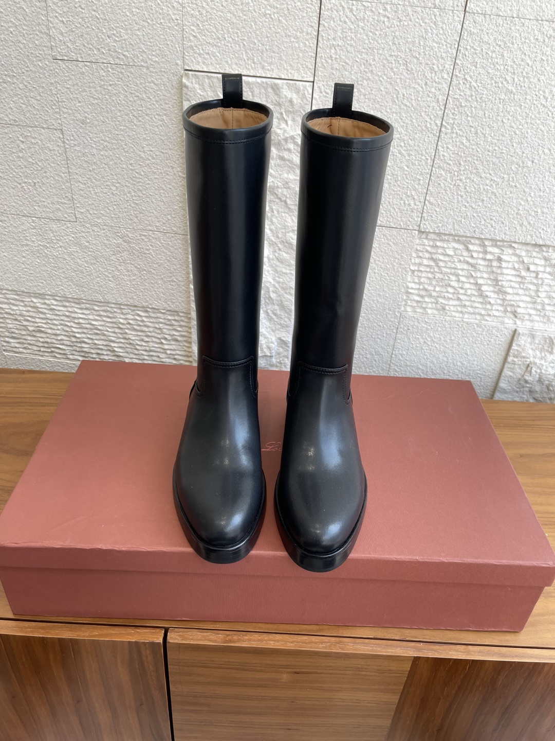 NO:466227,Top version Loro Piana 25ss new autumn and winter Lupo boots Mid-tube boots Knight boots This Lupo mid-tube boots are carefully crafted from exquisite cowhide leather, and is treated with natural wax to present a bright luster and a clear and irregular texture. The lower part of the boot is equipped with an adjustable buckle strap, which reminds people of an elegant belt, round toe and stitching piece showing exquisite craftsmanship. Create a timeless silhouette design. Original imported calf leather with imported calf leather in the inner lining. Original open-mould rubber sole Size35-41 (40 41 custom made without return), boots, loro pigana, boots, cowhide19860909顶级版本 Loro Piana 25ss 秋冬新款 Lupo 短靴 中筒靴 骑士靴 这款Lupo中筒靴采用精致牛皮革精心制作而成,经过天然蜡处理,呈现亮丽光泽和清晰而不规则的纹理.靴筒下部配以调节搭扣饰带,令人不禁联想起优雅腰带,圆鞋头和缝线饰片彰显精湛工艺.打造隽永廓形设计. 面料原版进口小牛皮 内里进口牛皮 大底原版开模橡胶大底 Size35-41（40 41定做不退换）,靴子,loro piana,boots,cowhide,Women's Shoes