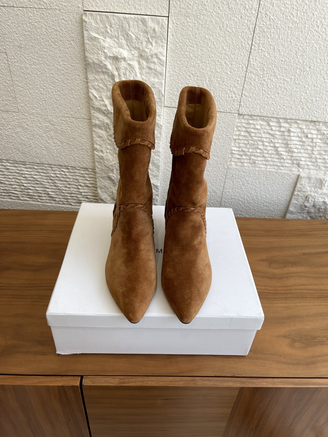 NO:468599,Top version Isabel Marant 25ss Autumn and Winter New Retro Western Style Pointed Toe Heel Filled Boots Isabel Marant This Edoa boots combine comfort with fashion and sophisticated craftsmanship. They are made of soft suede, with a flipped upper giving a relaxing feeling, and smooth braided leather edging enhances this feeling. The pointed toe design is paired with a laminated leather platform heel, while the leather soles and insoles ensure durability and comfort. An iconic garment with a modern and sophisticated look. Fabric imported toe ox back velvet, inner imported sheepskin Outsole imported from Italy Size35-41 (40 41 custom made non-return), boots, boots, sheepskin, Leather soles19860909顶级版本 Isabel Marant 25ss 秋冬新款 复古西部风 尖头 台跟 翻叠 短靴 Isabel Marant这款Edoa靴子将舒适与时尚与精致工艺融为一体.它们由柔软的绒面革制成,带有翻边的鞋面给人一种放松的感觉,光滑的编织皮革镶边则增强了这种感觉.尖头设计搭配层压皮革平台鞋跟,而皮革鞋底和鞋垫则确保了耐用性和舒适性.一件标志性的服装,外观现代精致. 面料进口头层牛反绒 内里进口羊皮 大底意大利进口真皮大底 Size35-41（40 41定做不退换）,靴子,boots,sheepskin,Leather soles,Women's Shoes