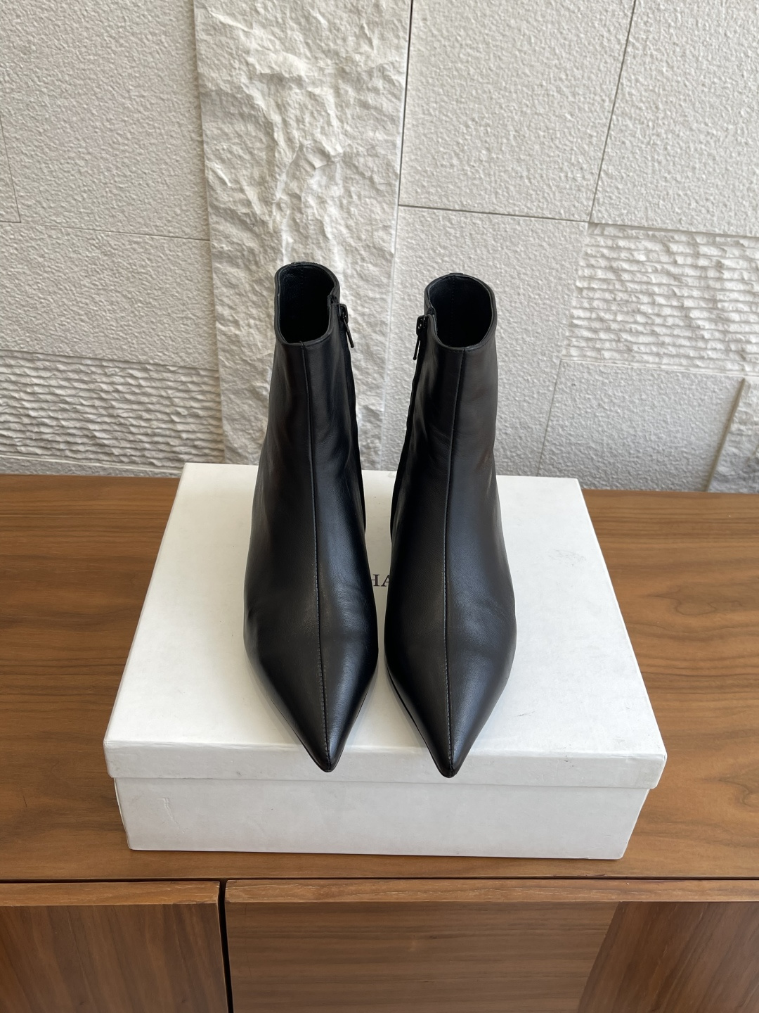 NO:468607,Top version KHAITE 25ss new autumn and winter style pointed toe thick heel Sybil ankle boots Side zipper Short boots KHAITE This 'Sybil' ankle boots are carefully crafted with vegetable tanned shiny leather, and the leather will exude charming luster as time goes by. The sculptural aesthetic curved high heels are almost integrated with the shoe body. With fashionable pointed toe, the star-shaped unique modern shape has outstanding matching potential. Imported vegetable tanned calf leather with inner imported cowhide, Italian imported leather outsole Size35-41 (40 41 custom made without return or exchange), boots, boots, cowhide, Leather soles19860909顶级版本 KHAITE 25ss 秋冬新款 尖头 粗跟 Sybil踝靴 侧拉链 短靴 KHAITE 这款“Sybil” 踝靴采用植鞣亮面皮革悉心打造,皮料会随岁月流逝散发出迷人光泽.富有雕塑美感的弧形高跟与鞋身几乎融为一体,配合时髦的尖头,星现别致的摩登造型,配搭潜力出众. 面料进口植鞣小牛皮 内里进口牛皮 大底意大利进口真皮大底 Size35-41（40 41定做不退换）,靴子,boots,cowhide,Leather soles,Women's Shoes