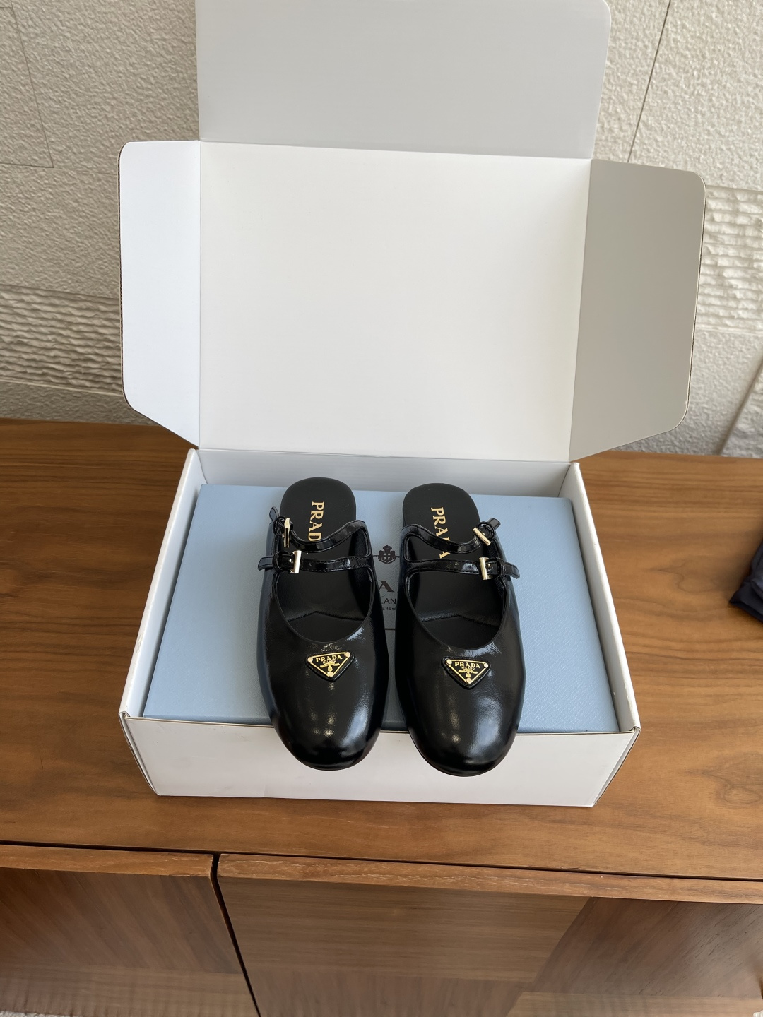 NO:468583,Top version: (Exquisite box for delivery counter) PRADA 25ss autumn and winter new round toe double straps, bag head, triangle buckle, semi-walking mules PRADA This semi-walking is silhouetted with ballet flat shoes, Naplak painted leather adds a touch of elegance and softness. It adopts a round toe design, matched with rubber sole, and is decorated with a coated enameled triangle metal logo to highlight classic lines and exquisite and elegant details. It is decorated with a coated enameled triangle metal logo. The flat sole definitely makes the foot light, does not tiring the feet, and the foot is stable and relaxed. Fabric: Imported sheep patent leather/imported horsehair Inner/footpad: Imported sheepskin Outsole: Original open molded rubber outsole Size: 35-41 (40  41 Custom made non-return), semi-torque, prada, prada, flats, sheepskin19860909顶级版本:（配送专柜精美盒） PRADA 普拉达 25ss 秋冬新款 圆头 双带 包头 三角扣 半拖 穆勒鞋 PRADA 这款半拖以芭蕾平底鞋为廓形,Naplak漆面皮革平添一抹精致,彰显优雅柔美魅力.采用圆头设计,搭配橡胶鞋底,且饰有涂珐琅三角形金属徽标,彰显经典线条和精致优雅细节.饰有涂珐琅三角形金属徽标.平底绝对让脚步轻盈,不累脚,上脚稳稳的轻松感. 面料: 进口羊漆皮/进口马毛 内里/垫脚: 进口羊皮 大底: 原版开模橡胶大底 Size: 35-41（40 41定做不退换）,半拖,prada,prada,flats,sheepskin,Women's Shoes