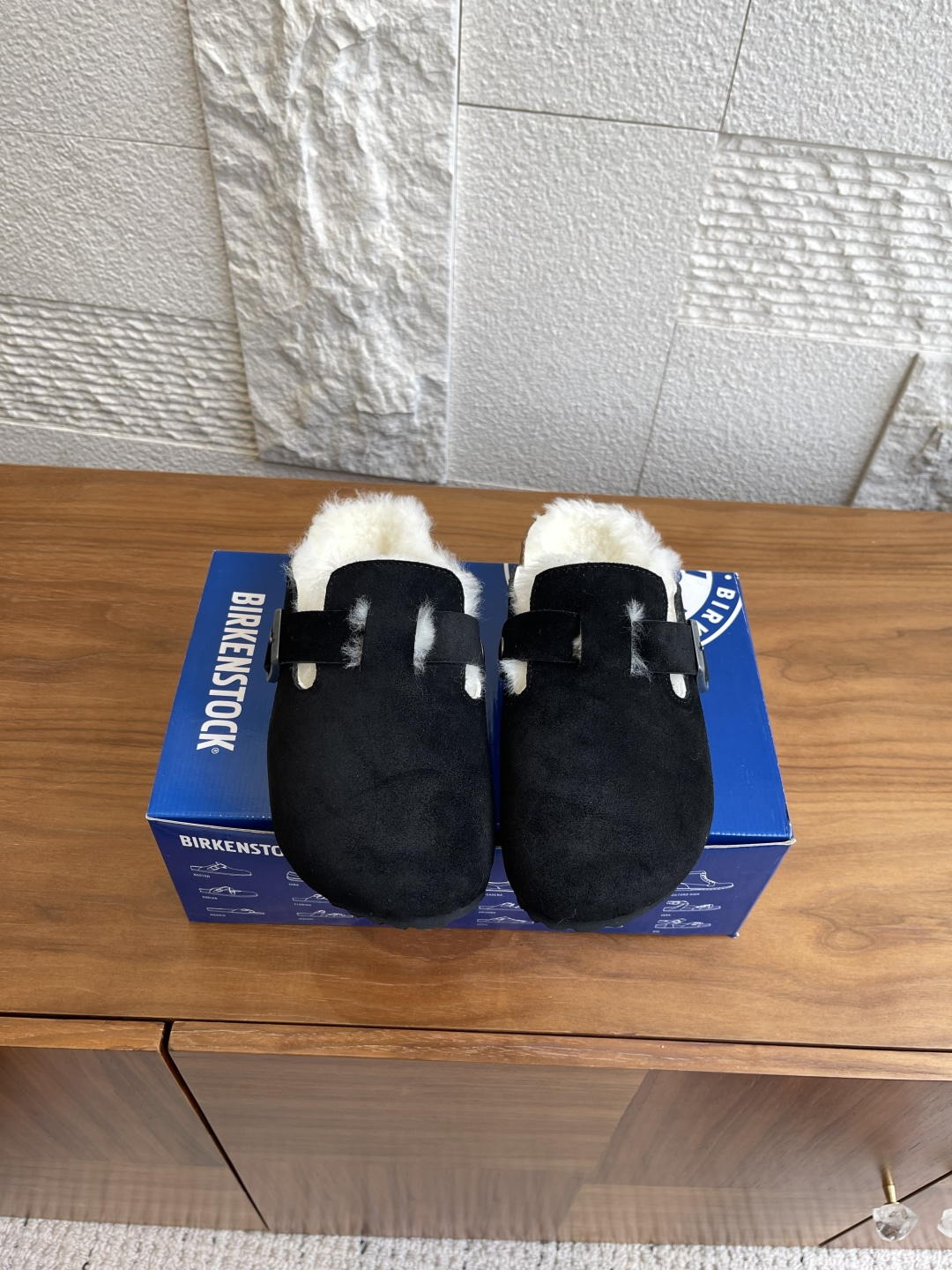 NO:468591,Top version: BIRKENSTOCK 2025 new autumn and winter style wool shoes, Birkenstock shoes, toe drag, wool drag BIRKENSTOCK This wool drag is made of rough cowhide leather. AAA-grade wool is the soul of this shoe, showing a soft suede and skin-friendly touch, with good breathability and moisture absorption. The iconic footbed is the core and soul of each pair of BIRKENSTOCK. Its exquisite anatomical design is the crystallization of knowledge passed down from generation to generation by the BIRKENSTOCK Birkenstock family. Fabric imported beef reverse velvet, inner imported wool, large sole original open mold cork sole/rubber foam bottom Size35-40 (40 custom made without return), semi-drag, birdstock, cowhide19860909顶级版本: BIRKENSTOCK 2025 秋冬新款 毛毛鞋 勃肯鞋 包头拖 毛拖 BIRKENSTOCK这款羊毛拖,由牛皮革较为粗糙的一面打磨加工而成,AAA级羊毛里为此款鞋子的灵魂,呈现出柔软的绒面和亲肤的触感,有良好的透气性与吸湿性.标志性的鞋床是每一双BIRKENSTOCK 勃肯的核心和灵魂,其精美的解剖学设计是 BIRKENSTOCK勃肯家族世代相传的知识结晶 面料进口牛反绒 内里进口羊毛 大底原版开模软木底/橡胶发泡底片 Size35-40（40定做不退换）,半拖,birkenstock,cowhide,Women's Shoes