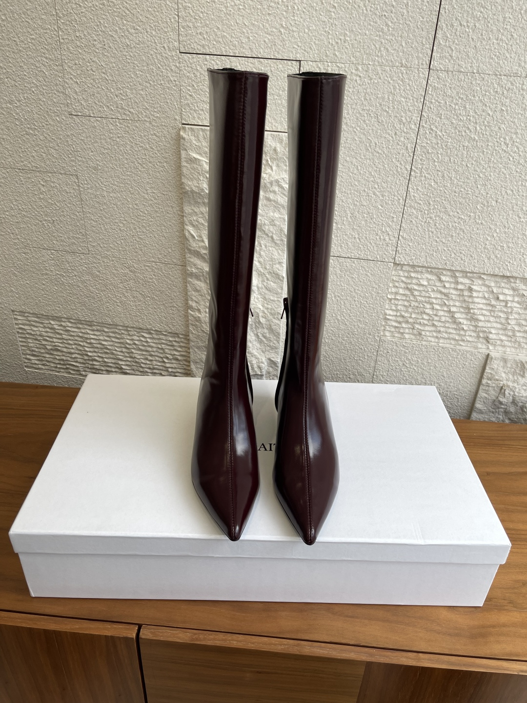 NO:468550,Top version KHAITE 25ss new autumn and winter Sybil boots Side zipper boots KHAITE This 'Sybil' boot is carefully crafted from vegetable-tanned glossy leather, and the leather will exude a charming luster as time goes by. The sculptural beauty curved high heels are almost integrated with the shoe body. With a fashionable pointed toe, the star-shaped modern look is unique and has outstanding matching potential. Imported vegetable-tanned calf leather with imported inner cowhide, Italian imported leather sole Size35-40 (40 custom made without return), boots, boots, cowhide, Leather soles19860909顶级版本 KHAITE 25ss 秋冬新款 Sybil长筒靴 侧拉链 长靴 KHAITE 这款“Sybil” 长靴,采用植鞣亮面皮革悉心打造,皮料会随岁月流逝散发出迷人光泽.富有雕塑美感的弧形高跟与鞋身几乎融为一体,配合时髦的尖头,星现别致的摩登造型,配搭潜力出众. 面料进口植鞣小牛皮 内里进口牛皮 大底意大利进口真皮大底 Size35-40（40 定做不退换）,靴子,boots,cowhide,Leather soles,Women's Shoes