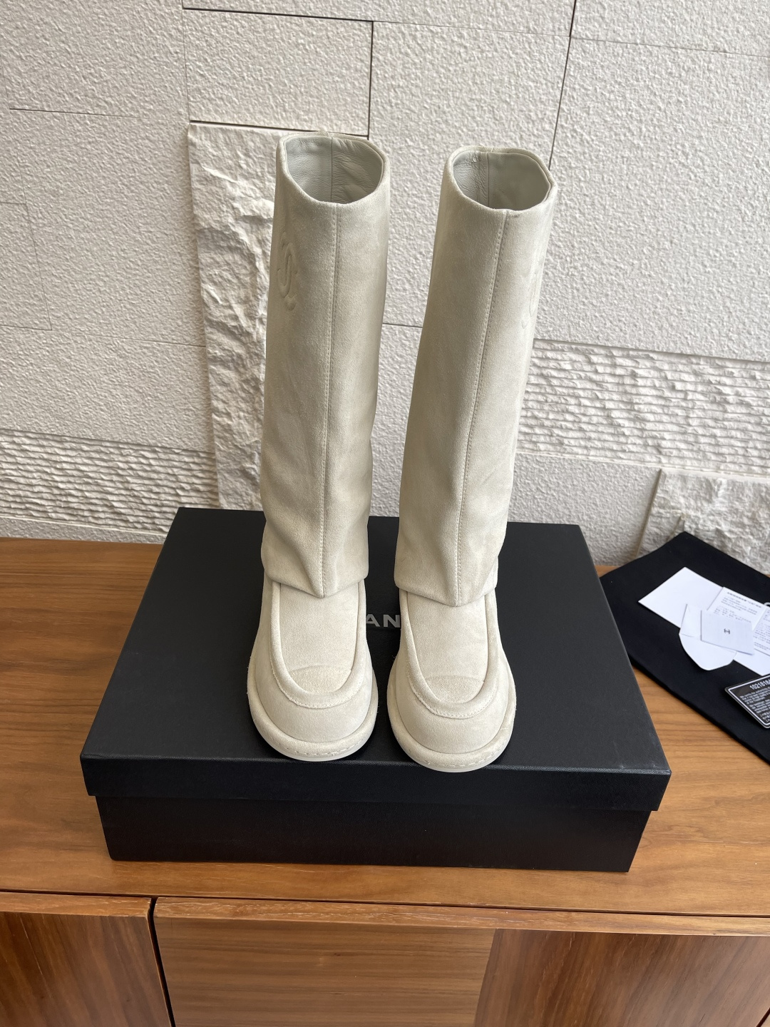 NO:468567,Top version CHANEL 25C Autumn and Winter New French Fashion Boots Trousers Boots Chanel Chanel is a relatively simple, textured long boots, large C embellishment, low-key and luxurious, the upper is made of beef velvet, and delicate sheepskin inside. Let’s look at the leather surface, look at the delicateness of the leather, look at the fineness of the leather, the fine velvet and fiber, and the touch is very good. The foot is comfortable and soft, simple and has a hint of tough feeling. The fabric is imported, the top layer of beef velvet, the inner layer of imported sheepskin, the original molded TPU sole, Size35-40 (40 custom-made, no return or exchange), boots, chanel, chanel, boots, sheepskin19860909顶级版本 CHANEL 香奈儿 25C 秋冬新款 法式时尚 长靴 裤筒靴 Chanel香奈儿这个款是比较简约,有质感的长靴,大双C点缀 低调不失奢华,鞋面采用用牛反绒,内里用到细腻的羊皮,咱们看皮面,看皮质的细腻程度,看这种细绒和纤维度,触感非常好.上脚舒适柔软,简约中还带着一丝硬朗的感觉. 面料进口头层牛反绒 内里进口羊皮 大底原版开模TPU大底 Size35-40（40定做不退换）,靴子,chanel,chanel,boots,sheepskin,Women's Shoes