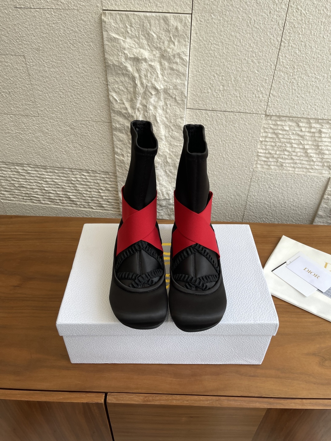 NO:468575,Top version DIOR 25ss Autumn and Winter New Ballet Stretch Boots Sock Boots Dior Ballet Flat Shoes Sock Boots is a new product in the fall 2025 collection, with a high-end custom look. The satin upper reveals a thin tonal elastic band, a feminine neckline and round toe at the front, while the wide red cross elastic band decorating the ankles are embellished with the Christian Dior Paris logo made of black rubber at the back. This comfortable ballet shoe is equipped with a black notched rubber sole, which will add Dior style to your all seasons. Fabric: Imported silk satin/imported calfskin Inner: Imported sheepskin Outsole: Original open-model TPU outsole Size: 35-41 (40  41 Custom made non-return), boots, dior, dior, boots, flats, cowhide, sheepskin, real silk, silk fabric, socks19860909顶级版本 DIOR 迪奥 25ss 秋冬新款 芭蕾舞 弹力短靴 袜子靴 Dior迪奥芭蕾平底鞋袜子靴是 2025年秋季系列的新品,拥有高级定制的外观.缎面鞋面在前部露出细的同色系弹性带、女性化的领口和圆头,而装饰脚踝的宽红色交叉弹性带则在后部以黑色橡胶制成的 Christian Dior Paris 标志点缀.这款舒适的芭蕾舞鞋配有黑色凹口橡胶鞋底,将为您所有季节的装扮增添迪奥（Dior）风格. 面料: 进口真丝绸缎/进口小牛皮 内里: 进口羊皮 大底: 原版开模TPU大底 Size: 35-41（40 41定做不退换）,靴子,dior,dior,boots,flats,cowhide,sheepskin,real silk,silk fabric,socks,Women's Shoes