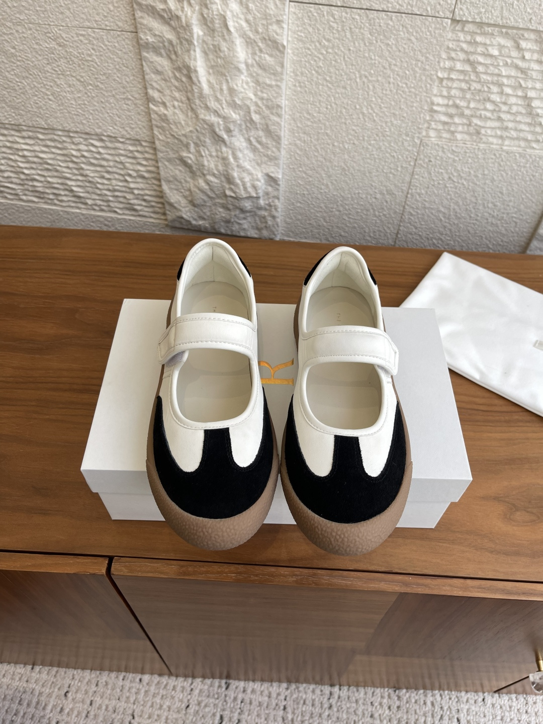 NO:469507,Top version (Guangdong goods) THE ROW 25ss New early autumn style Simple casual and fashionable round toe Velcro casual shoes The Row's round toe design is retro and cute, showing off its temperament, and it can be perfectly controlled no matter which style it matches!  Moreover, the row minimalist style design of this shoe makes it stand out even among many brands and become the darling of niche fashion. Whether it is commuting to work or wandering on weekends, this pair of row shoes can become your perfect choice. Fabric imported timber velvet/cowhide imported mixed-bred sheepskin outsole, original open mold rubber sole Size35-40 (40 custom made without return or exchange), casual shoes/sports shoes, sneakers, cowhide, sheepskin19860909顶级版本（莞货） THE ROW 25ss 早秋新款 简约休闲时尚 圆头 魔术贴 休闲鞋 The Row这款时尚休闲鞋圆头的设计,复古又可爱,非常的显气质,无论搭配哪种风格都能完美驾驭！而且,这款鞋子的row极简风系设计,让它即使在众多品牌中也能脱颖而出,成为小众时尚的宠儿.无论是上班通勤还是周末闲逛,这双row鞋都能成为你的完美选择 面料进口胎牛绒/牛皮 内里进口混种羊皮 大底原版开模橡胶大底 Size35-40（40定做不退换）,休闲鞋/运动鞋,sneakers,cowhide,sheepskin,Women's Shoes