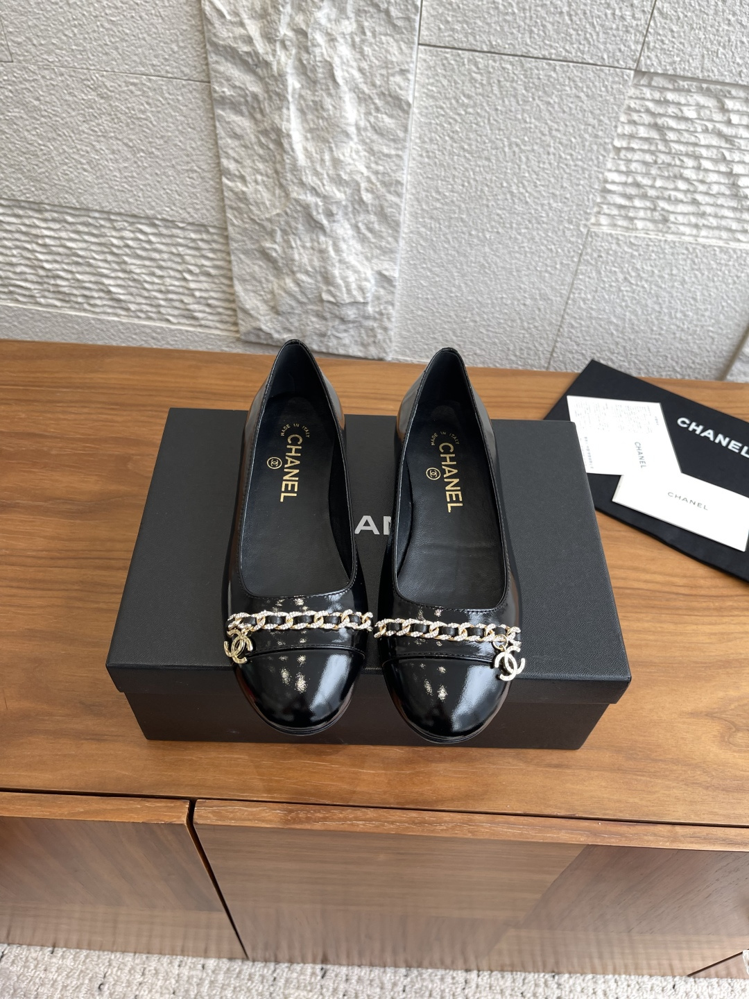 NO:469498,Top version CHANEL 25ss New early autumn style Diamond chain Double C pendant Ballet shoes Mary Jane Chanel new ballet flat shoes, the diamond surface on the classic chain makes the whole pair of shoes star-studded, the double C pendant logo embellishes simple and atmospheric, comfortable and versatile items compared to most ballet shoes, but just click to the point, it will not be too outstanding. A good pair of single shoes can wear all year round with you, whether it is a spring and summer shorts skirt or autumn and winter coat jeans, it is not a problem. Fabric imported lambskin inner/foot pad imported goatskin Outsole imported Italian leather sole Size35-41 (40 41 custom made without return), ballet shoes, chanel, mary  jane skirts shorts jeans sheepskin Leather soles19860909顶级版本 CHANEL 25ss 早秋新款 钻石链条 双C吊坠 芭蕾舞鞋 玛丽珍 Chanel新款芭蕾舞平底单鞋,经典链条上点缀的钻面让整双鞋星光熠熠,双C吊坠logo点缀简约大气 ,舒适百搭单品相对于大多数芭蕾舞鞋来讲,但也就是点到为止,并不会过于出挑,一双好的单鞋就是可以和你走过一年四季的穿搭,无论是春夏的短裤小裙子还是秋冬的大衣牛仔裤 那都不在话下 面料进口小羊皮 内里/垫脚进口山羊皮 大底意大利进口真皮大底 Size35-41（40 41定做不退换）,芭蕾舞鞋,chanel,mary jane,skirts,shorts,jeans,sheepskin,Leather soles,Women's Shoes