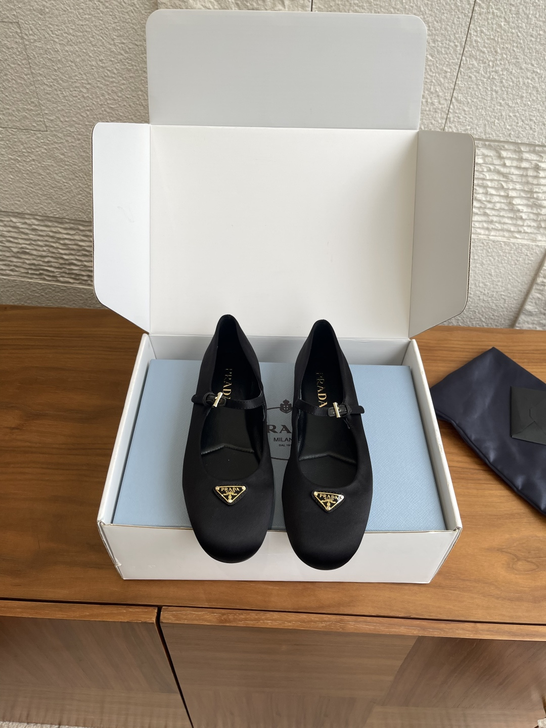 NO:469504,Top version (Exquisite box for delivery counter) PRADA Prada 25ss new autumn and winter round toe triangle buckle flat sole Mary Jane ballet shoes PRADA This satin ballet shoes show softness and elegance. Classic lines and exquisite details define round toe shoes, with round toe design, matched with rubber sole, and decorated with a coated enameled triangle metal logo to highlight classic lines and exquisite elegant details. Flat sole definitely makes the foot light, not tired, and the foot is stable and relaxed. Fabric: Imported silk satin Inner/foot pad: Imported sheepskin Outsole: Original open mold rubber outsole Size: 35-41 (40 41 custom made without return or exchange), ballet shoes, prada, prada, mary jane, sheepskin, real  silk,silk fabric19860909顶级版本（配送专柜精美盒） PRADA 普拉达 25ss 秋冬新款 圆头 三角扣 平底 玛丽珍 芭蕾舞鞋 PRADA 此款缎面芭蕾舞鞋展现柔美与优雅魅力.经典线条与精致细节定义圆头鞋履,采用圆头设计,搭配橡胶鞋底,且饰有涂珐琅三角形金属徽标,彰显经典线条和精致优雅细节.平底绝对让脚步轻盈,不累脚,上脚稳稳的轻松感. 面料: 进口真丝绸缎 内里/垫脚: 进口羊皮 大底: 原版开模橡胶大底 Size: 35-41（40 41定做不退换）,芭蕾舞鞋,prada,prada,mary jane,sheepskin,real silk,silk fabric,Women's Shoes