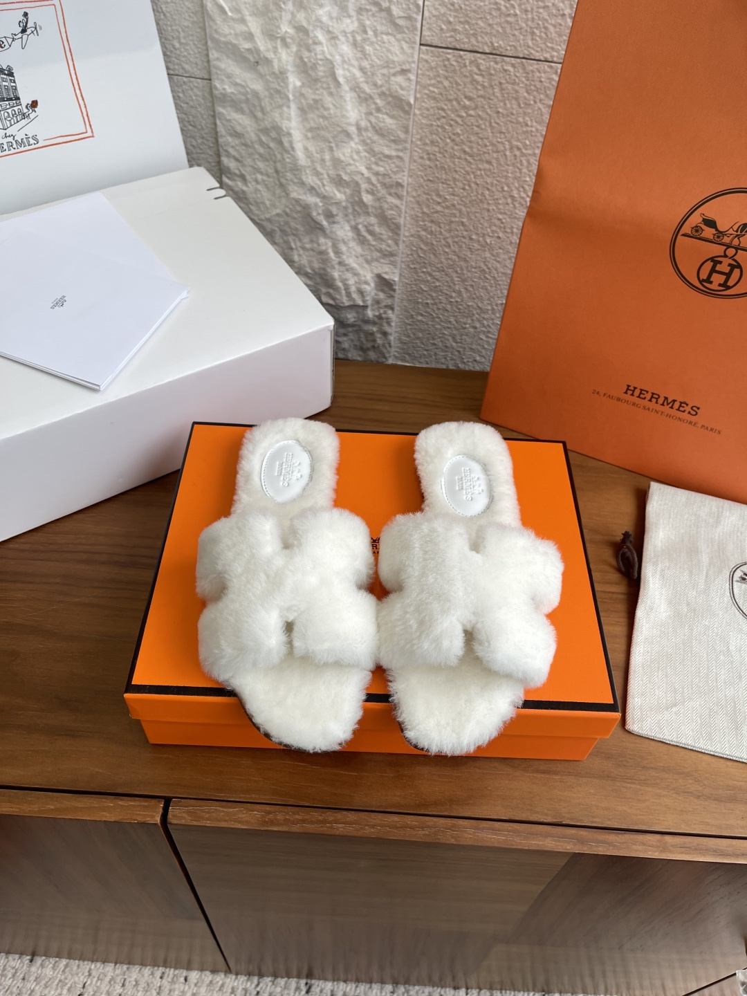 NO:469494,Top version (Exquisite box for delivery counter) HERMES 25ss Early autumn new classic H-shaped upper Oran wool mop This sandal is like a warm invitation, looking forward to a wonderful trip with you. The journey begins on the Oran coast of Algeria, where you can bathe in the bright sunshine. Then, you can travel through the houses of the indigenous Ndebele and enjoy the dazzling bright colors and geometric lines. In 1997, designer Pierre Hardy created this work, using a classic 'H' upper, with a simple and timeless style. With the change of the series, this summer iconic item continues to show a new posture, launching a variety of colors and materials. The whole shoe material is made of original custom imported Australian wool, and the Italian imported leather sole  Size35-40 (40 41 custom made without return or exchange), fur shoes and slippers, hermes, hermes, sandals, slippers, Leather soles19860909顶级版本（配送专柜精美盒） HERMES 爱玛仕 25ss 早秋新款 经典H型鞋面 Oran 毛拖 这款凉鞋如同盛情的邀约,期待与您展开美妙旅行.旅程始于阿尔及利亚的奥兰海岸,在此尽情沐浴灿烂阳光.随后,穿梭于土著民族恩德贝勒的房屋,欣赏令人眼前一亮的鲜艳色彩和几何线条.1997年,设计师皮埃尔·哈迪（Pierre Hardy）创作出这款作品,采用经典“H”型鞋面,风格简约而隽永.随着系列的更迭,这款夏日的标志性单品不断展现全新姿态,推出各种色彩和材质款式. 整鞋材料采用原版定制进口澳洲羊毛 大底意大利进口真皮大底 Size35-40（40 41定做不退换）,毛毛鞋拖鞋,hermes,hermes,sandals,slippers,Leather soles,Women's Shoes