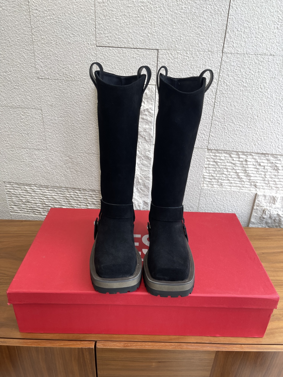 NO:475174,Top version DIESEL 25ss Autumn and Winter New Square Toe Thick Sole Long Boots OVAL D Knight Boots DIESEL This pair of OVAL D Knight Boots is simply a 'rebel' in the fashion industry. The upper adopts high mercerated suede texture + deconstruction design. The square toe has a cool aura. It can be detached and worn on one shoe and two. It can be directly unlocked on the street fashionable password. It feels like walking on a catwalk. Original imported fabric high mercerated beef suede, inner foot pad sheepskin, outsole original customized rubber sole, heel height 5cm Size35-40 (40 custom made without return or exchange), boots, boots, sheepskin, chamois leather19860909顶级版本 DIESEL 迪赛 25ss 秋冬新款 方头 厚底 长靴 OVAL D骑士靴 DIESEL这双OVAL D骑士靴简直就是时尚界的“叛逆者”.鞋面采用高丝光麂皮质感+解构设计 ,方型鞋头自带酷飒气场,可拆卸一鞋两穿 ,穿上直接解锁街头时髦密码,走路都像在走T台 面料原版进口高丝光牛麂皮 内里垫脚羊皮 大底原版定制橡胶大底 跟高5cm Size35-40（40定做不退换）,靴子,boots,sheepskin,chamois leather,Women's Shoes