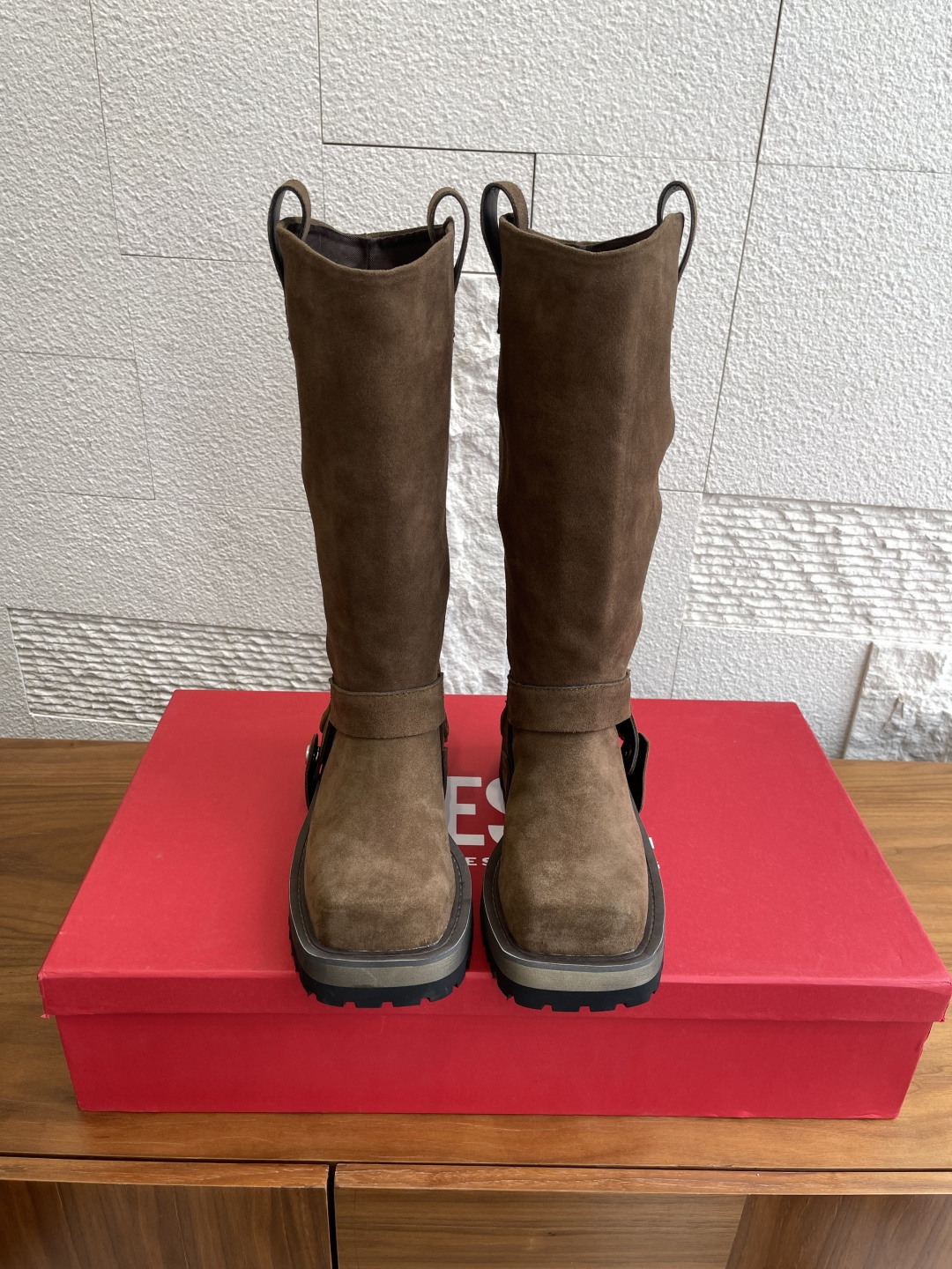 NO:475183,Top version DIESEL 25ss Autumn and Winter New Square Toe Thick Sole Long Boots OVAL D Knight Boots DIESEL This pair of OVAL D Knight Boots is simply a 'rebel' in the fashion industry. The upper adopts high mercerated suede texture + deconstruction design. The square toe has a cool aura. It can be detached and worn on one shoe and two. It can be directly unlocked on the street fashionable password. It feels like walking on a catwalk. Original imported fabric high mercerated beef suede, inner foot pad sheepskin, outsole original customized rubber sole, heel height 5cm Size35-40 (40 custom made without return or exchange), boots, boots, sheepskin, chamois leather19860909顶级版本 DIESEL 迪赛 25ss 秋冬新款 方头 厚底 长靴 OVAL D骑士靴 DIESEL这双OVAL D骑士靴简直就是时尚界的“叛逆者”.鞋面采用高丝光麂皮质感+解构设计 ,方型鞋头自带酷飒气场,可拆卸一鞋两穿 ,穿上直接解锁街头时髦密码,走路都像在走T台 面料原版进口高丝光牛麂皮 内里垫脚羊皮 大底原版定制橡胶大底 跟高5cm Size35-40（40定做不退换）,靴子,boots,sheepskin,chamois leather,Women's Shoes